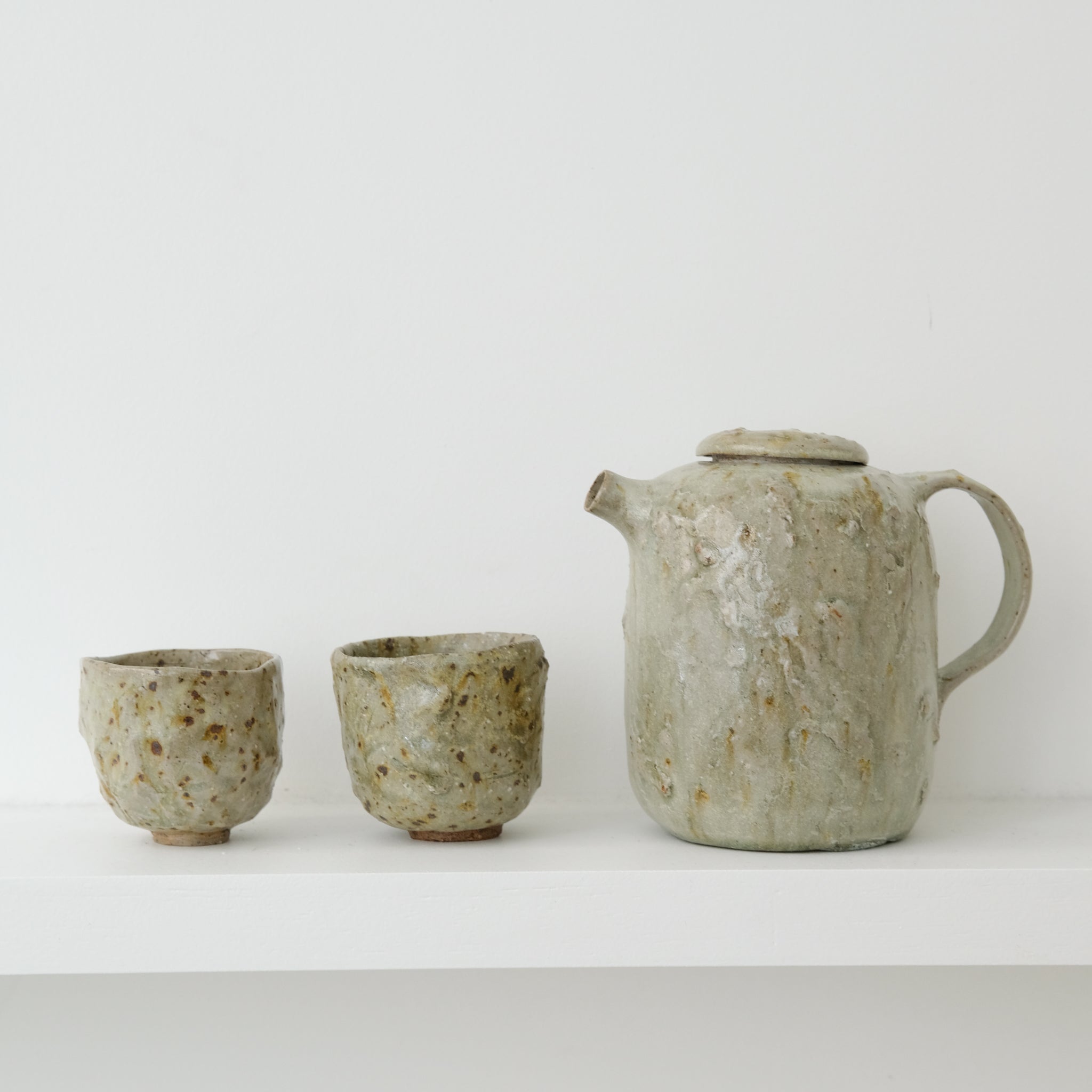 Tasse en grès 10ml - vert tacheté de Lucie Micheau chez Brutal Ceramics
