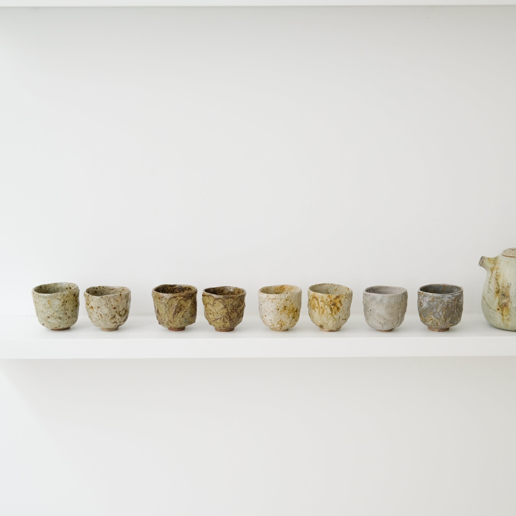 Tasse en grès 10ml - vert tacheté de Lucie Micheau chez Brutal Ceramics