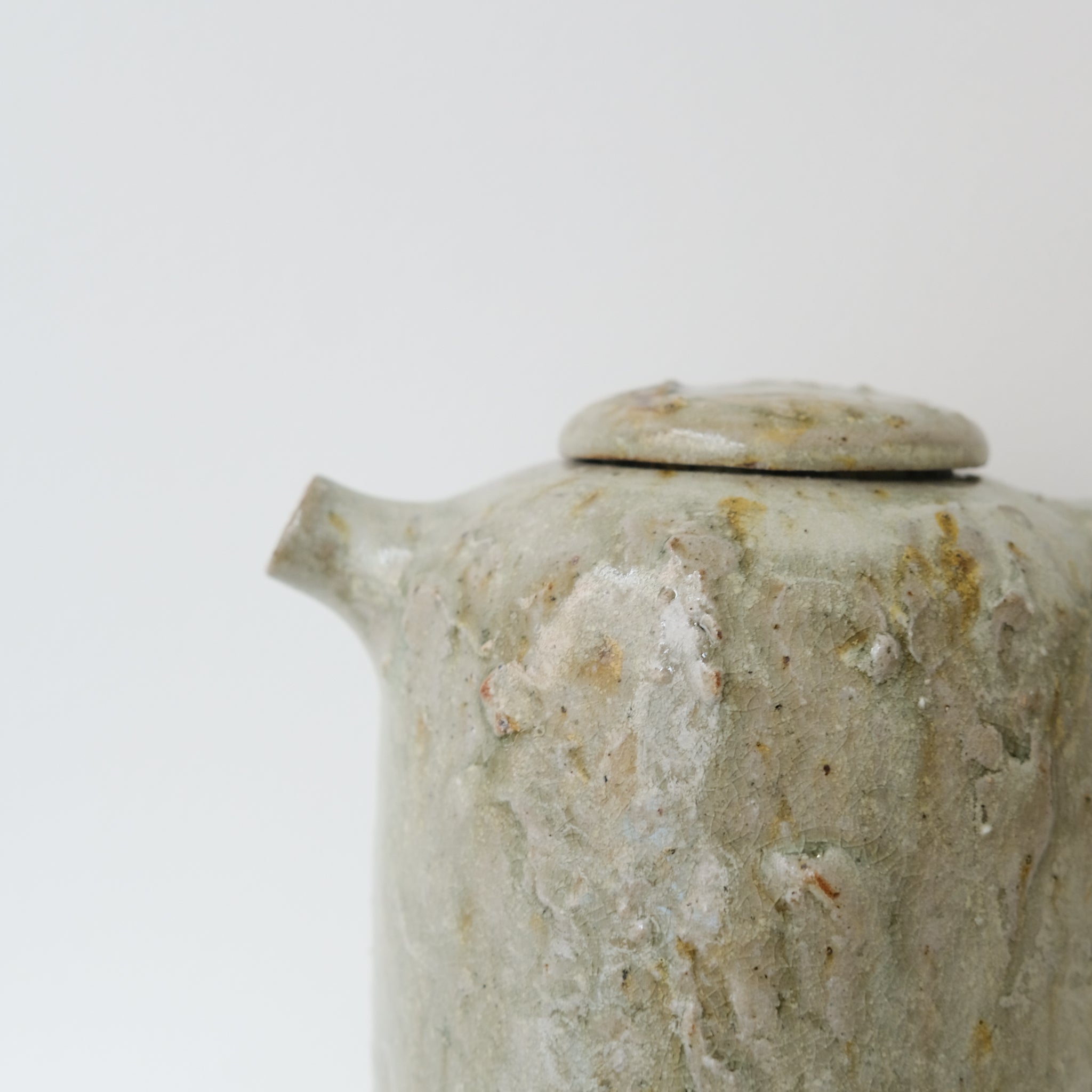 Théière en grès 550ml - Vert clair satiné de Lucie Micheau chez Brutal Ceramics