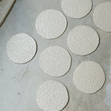 Assiette martelée en grès blanc par Simone Loo chez Brutal Ceramics