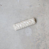 Porte couteau en grès blanc martelé par Simone Loo chez Brutal Ceramics