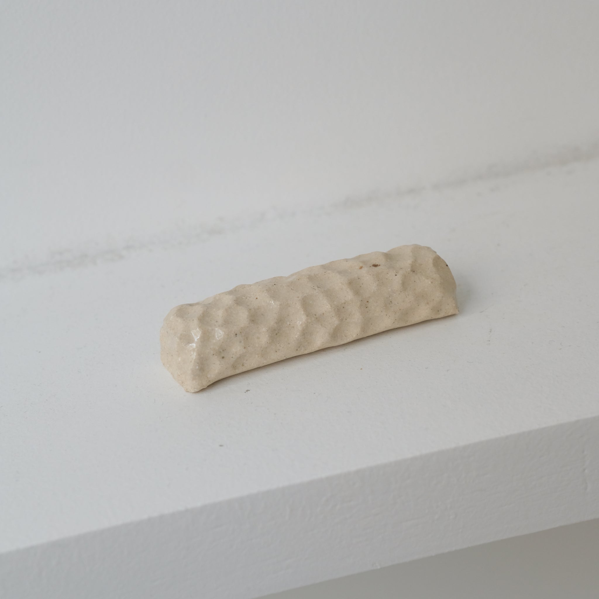 Porte couteau en grès blanc martelé par Simone Loo chez Brutal Ceramics