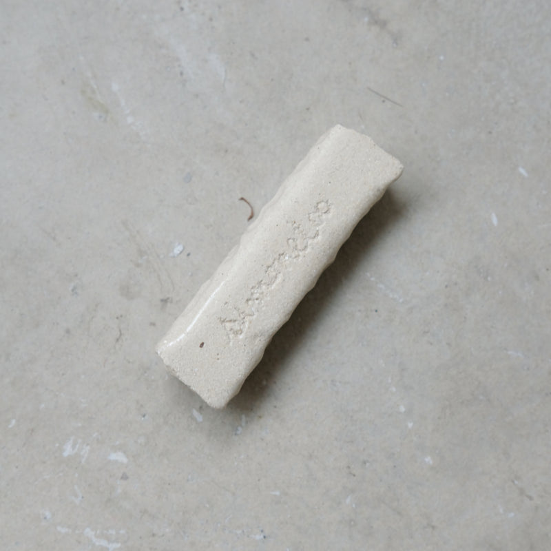 Porte couteau en grès blanc martelé par Simone Loo chez Brutal Ceramics