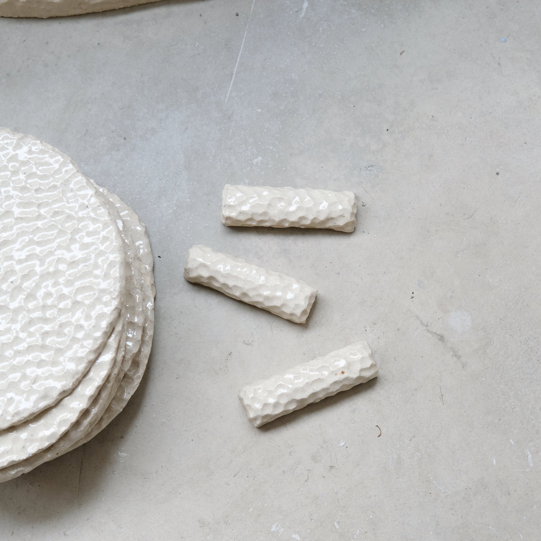 Porte couteau en grès blanc martelé par Simone Loo chez Brutal Ceramics