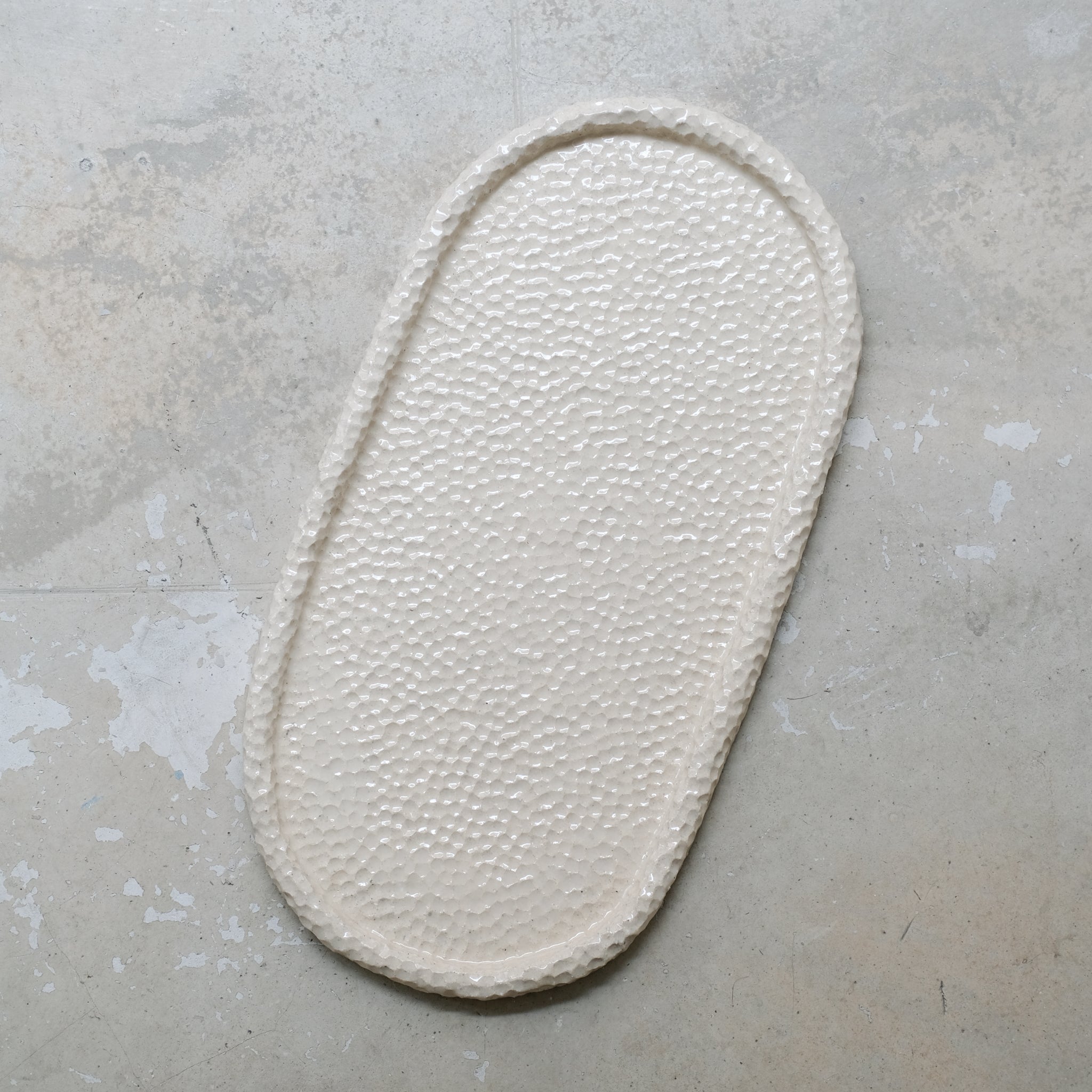 Plateau martelée en grès blanc par Simone Loo chez Brutal Ceramics