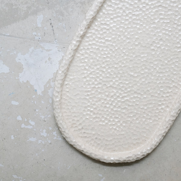 Plateau martelée en grès blanc par Simone Loo chez Brutal Ceramics