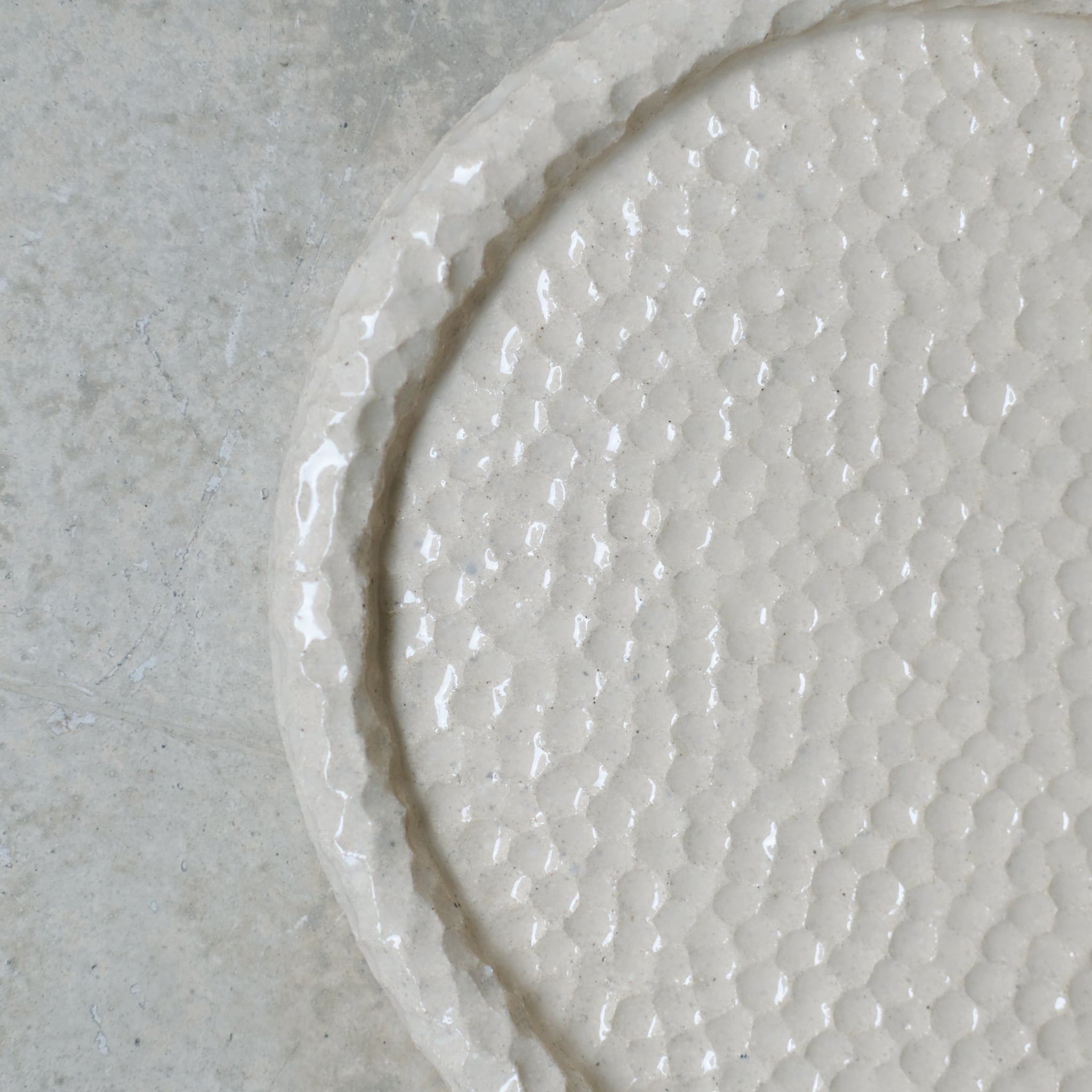 Plateau martelé en grès blanc par Simone Loo chez Brutal Ceramics