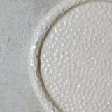 Plateau martelé en grès blanc par Simone Loo chez Brutal Ceramics
