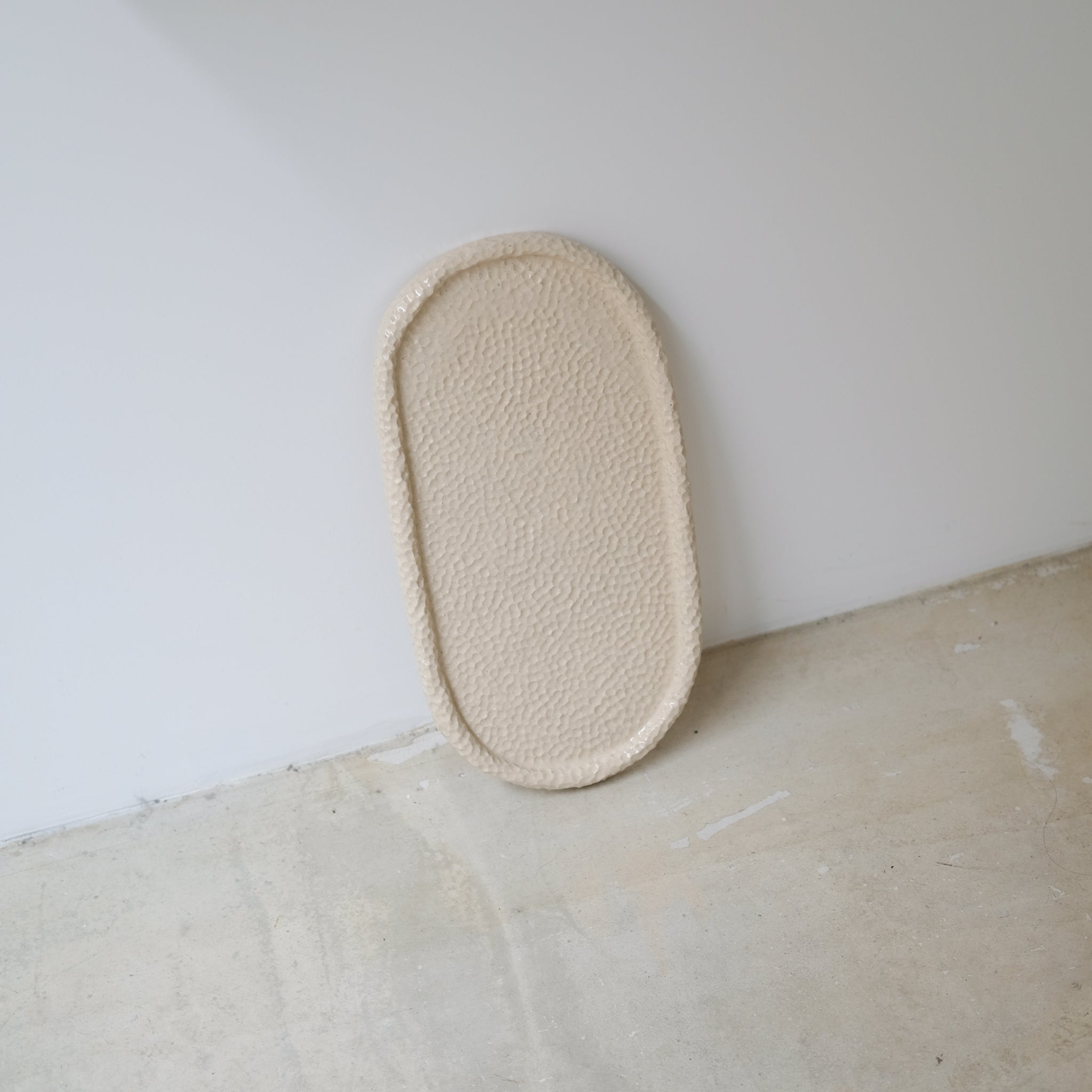 Plateau martelé en grès blanc par Simone Loo chez Brutal Ceramics