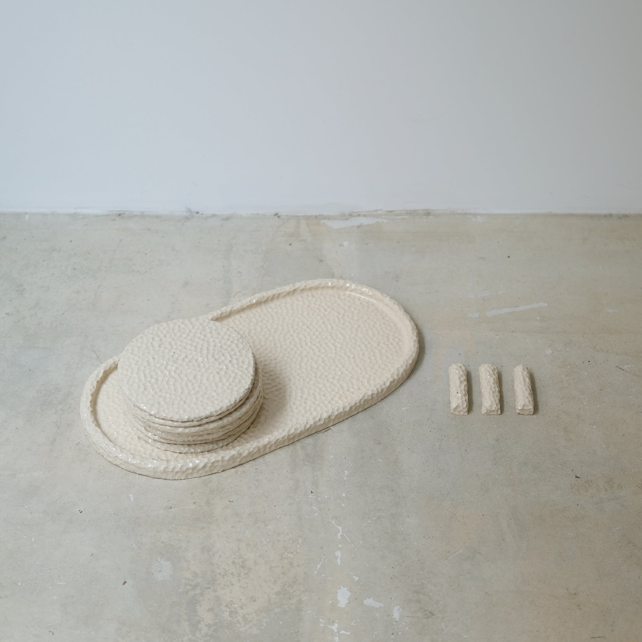 Porte couteau en grès blanc martelé par Simone Loo chez Brutal Ceramics