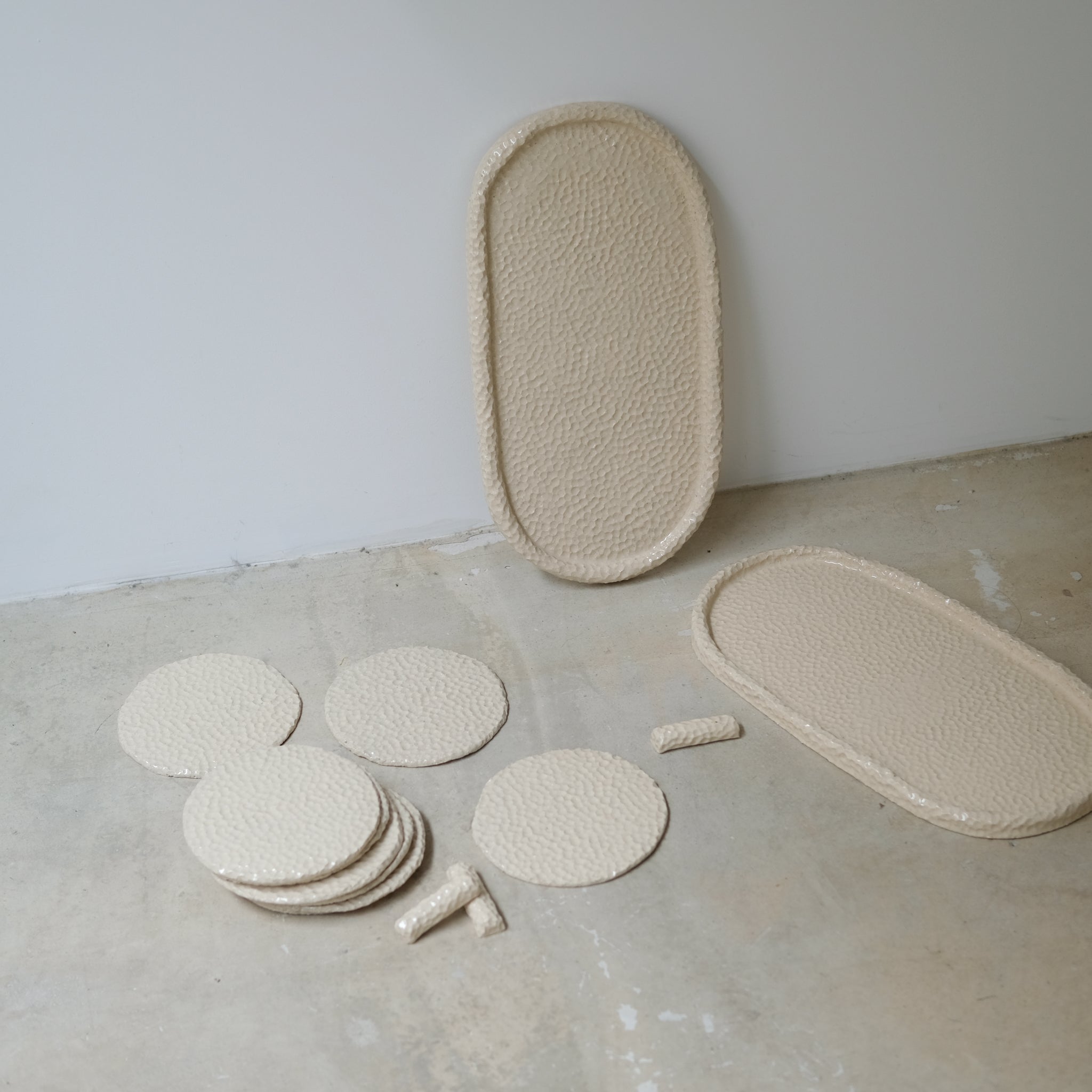 Assiette martelée en grès blanc par Simone Loo chez Brutal Ceramics