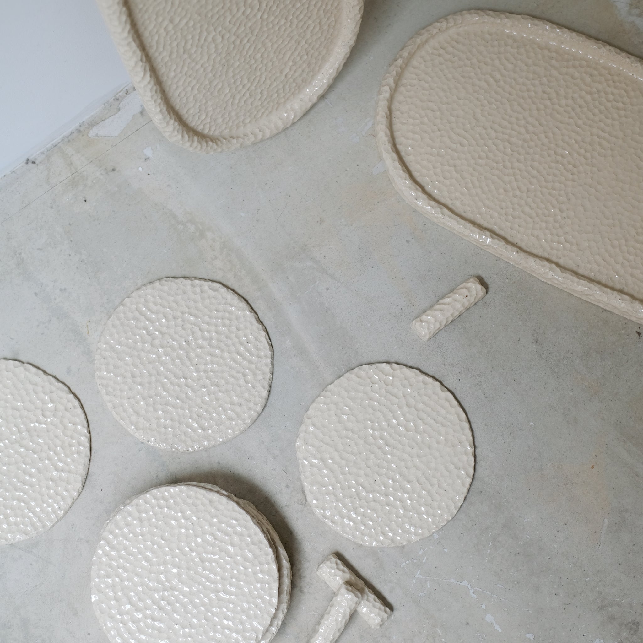 Assiette martelée en grès blanc par Simone Loo chez Brutal Ceramics