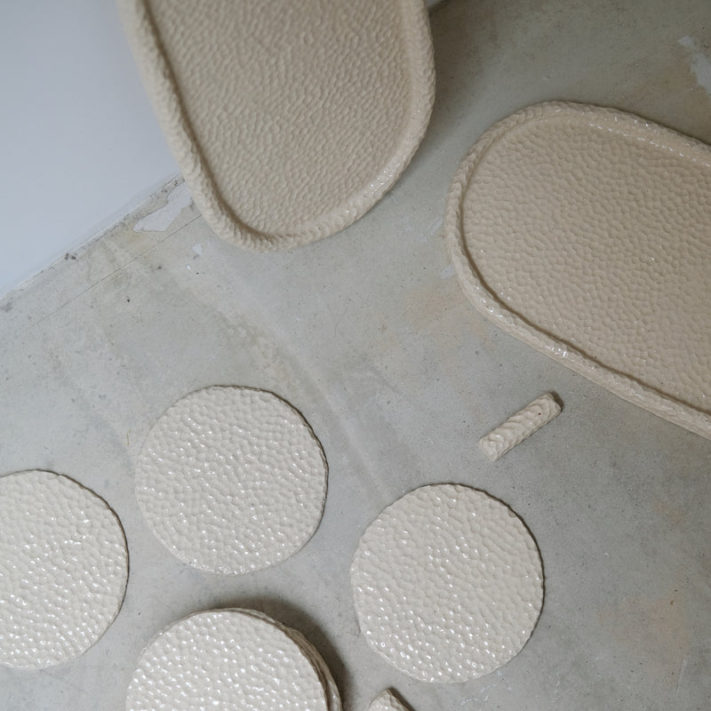 Plateau martelé en grès blanc par Simone Loo chez Brutal Ceramics