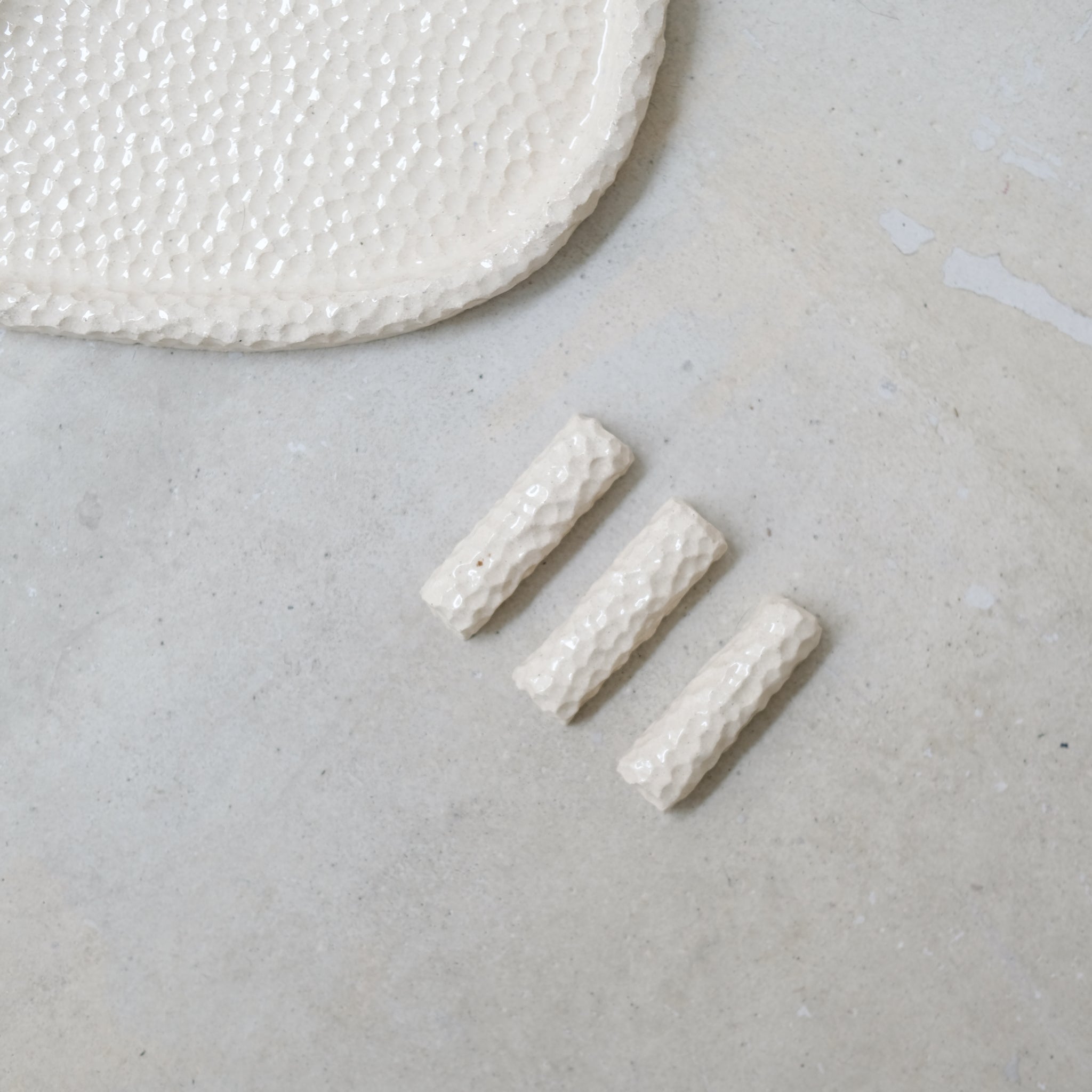 Porte couteau en grès blanc martelé par Simone Loo chez Brutal Ceramics