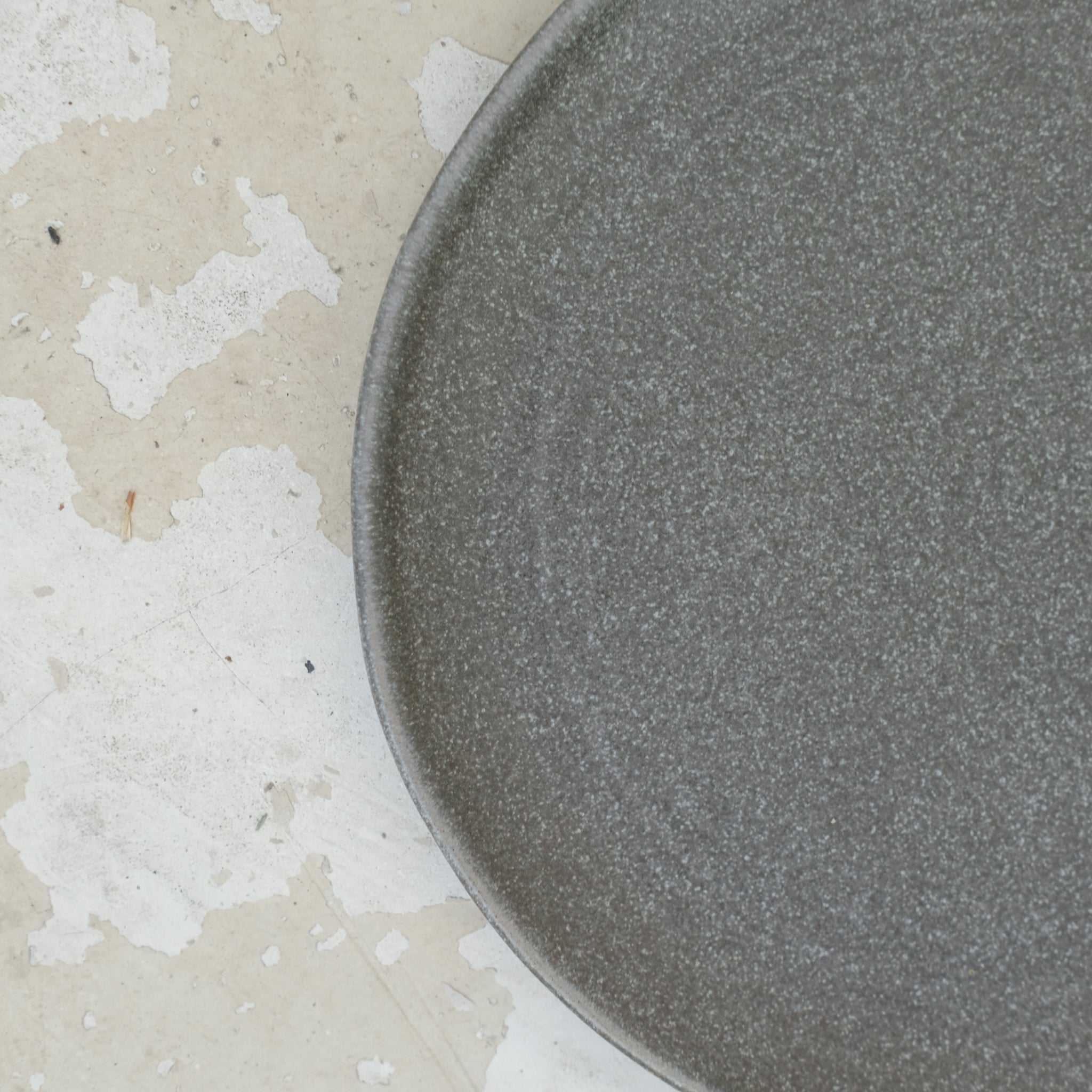 Assiette grès D 21,5cm Gris charbon de A minimâ chez Brutal Ceramics