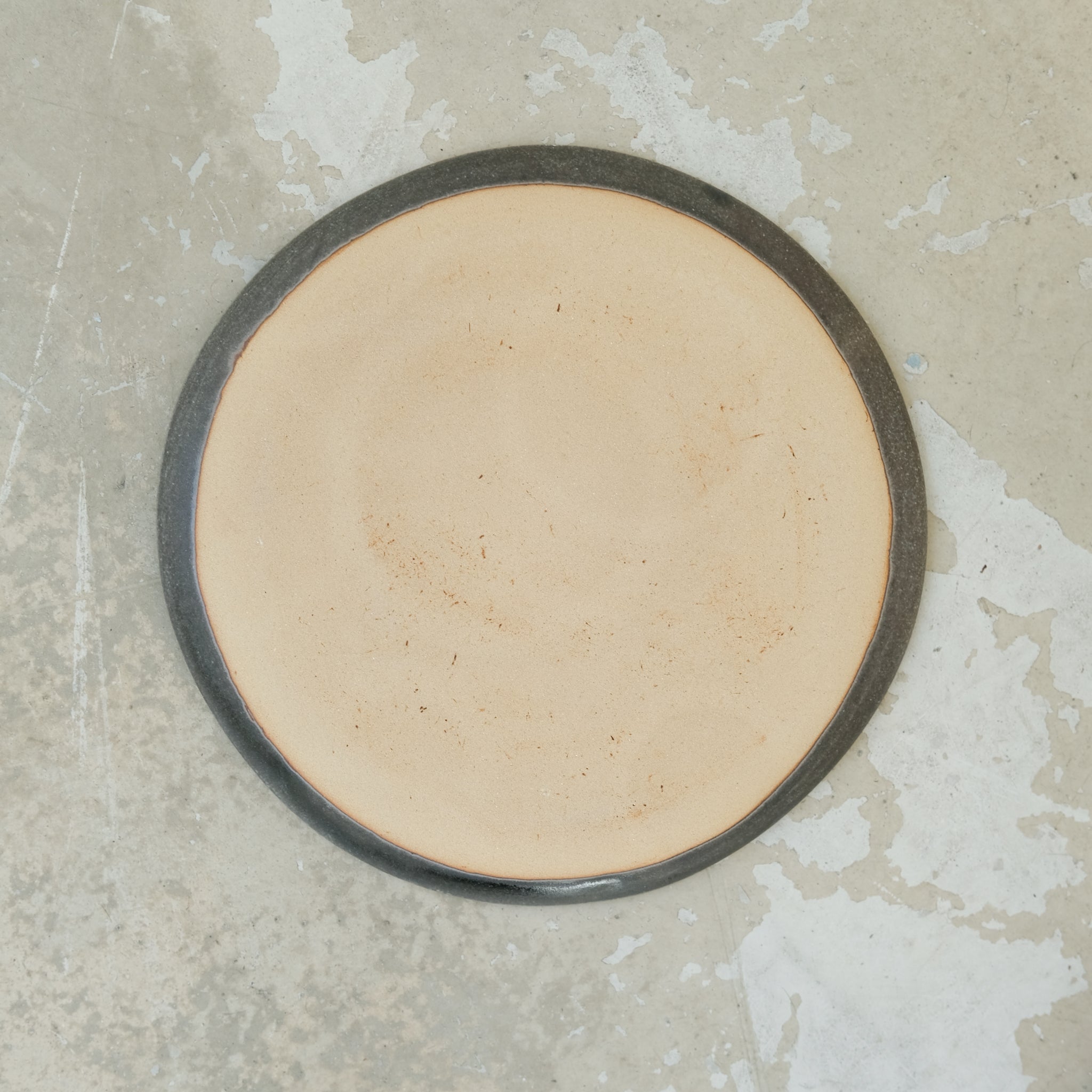 Assiette grès D 21,5cm Gris charbon de A minimâ chez Brutal Ceramics