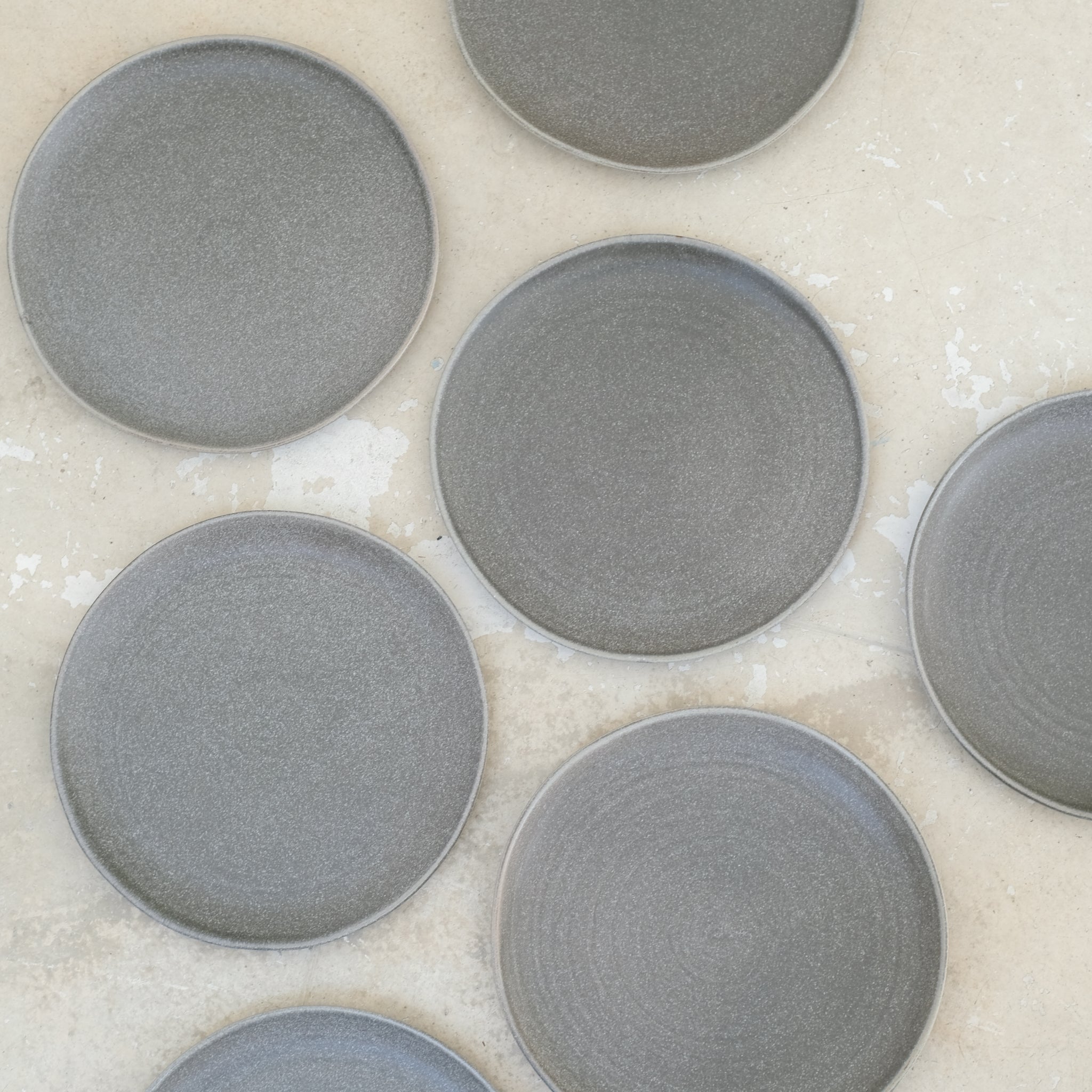 Assiette grès D 21,5cm Gris charbon de A minimâ chez Brutal Ceramics