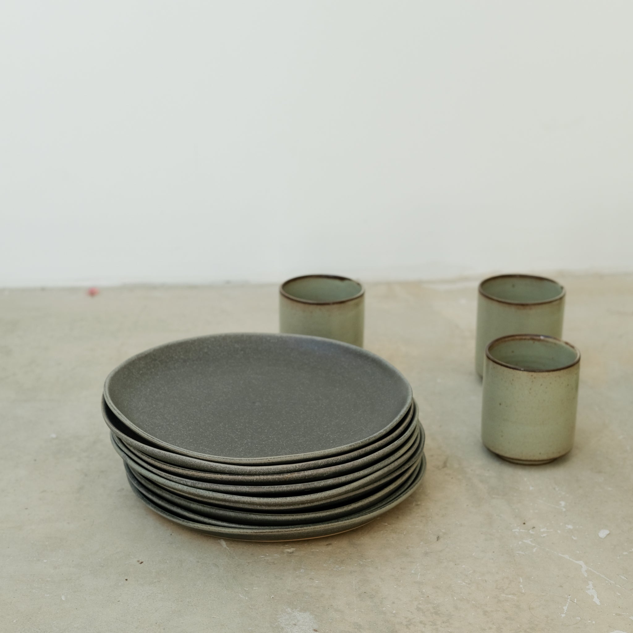 Assiette grès D 21,5cm Gris charbon de A minimâ chez Brutal Ceramics