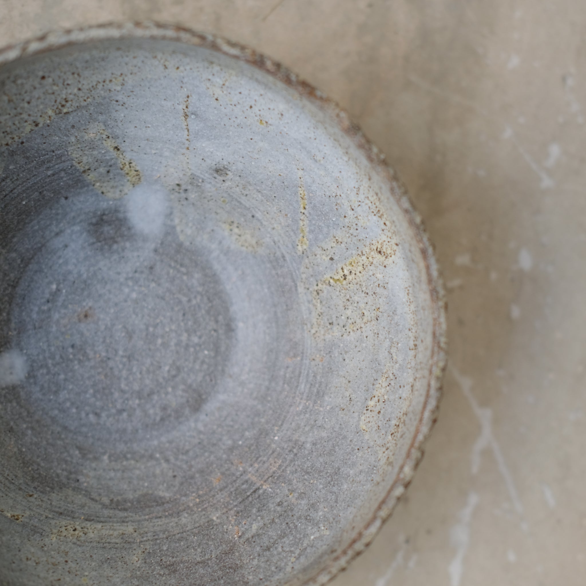 Tasse en terre de Fuilet 360ml par Antonia Maria chez Brutal Ceramics