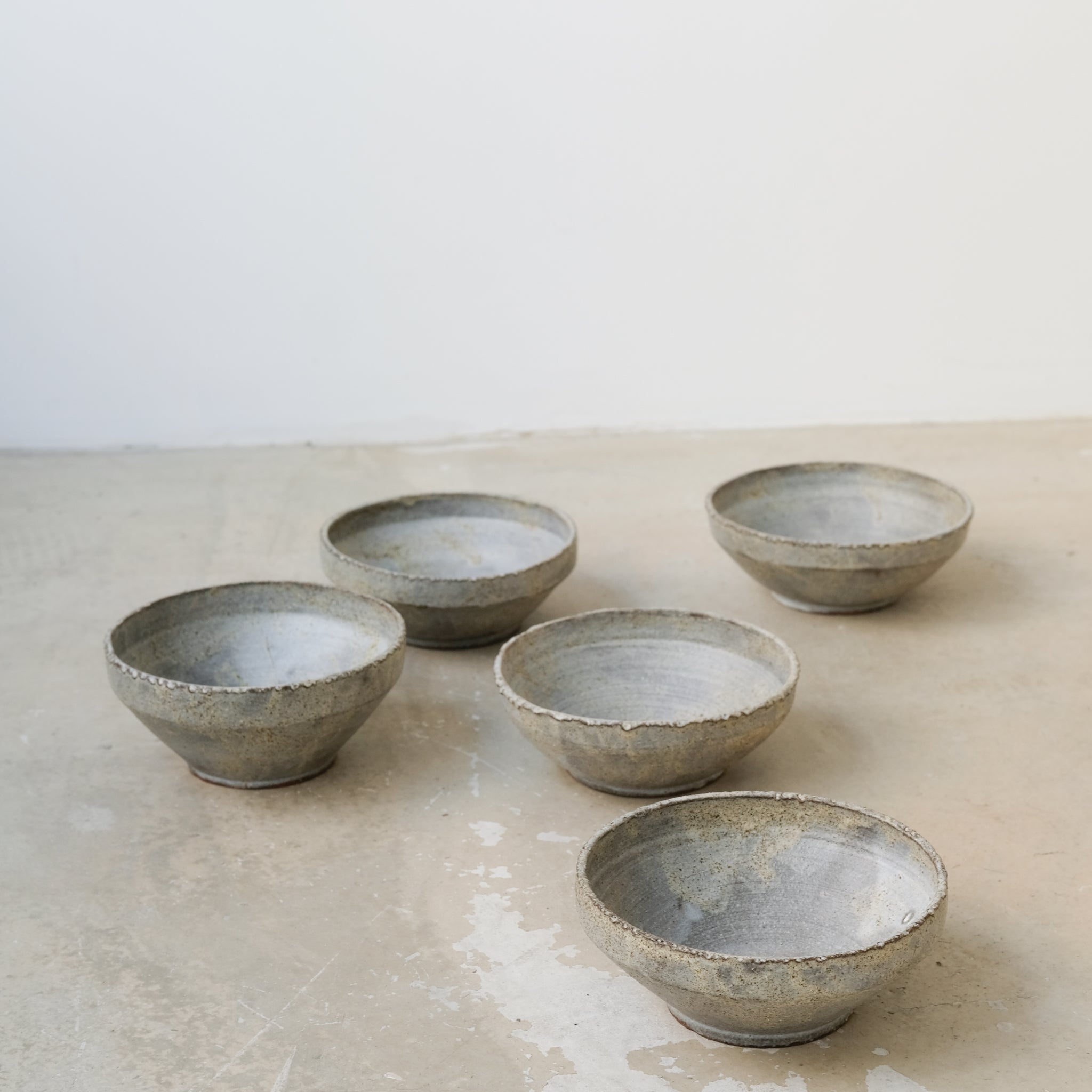 Tasse en terre de Fuilet 360ml par Antonia Maria chez Brutal Ceramics