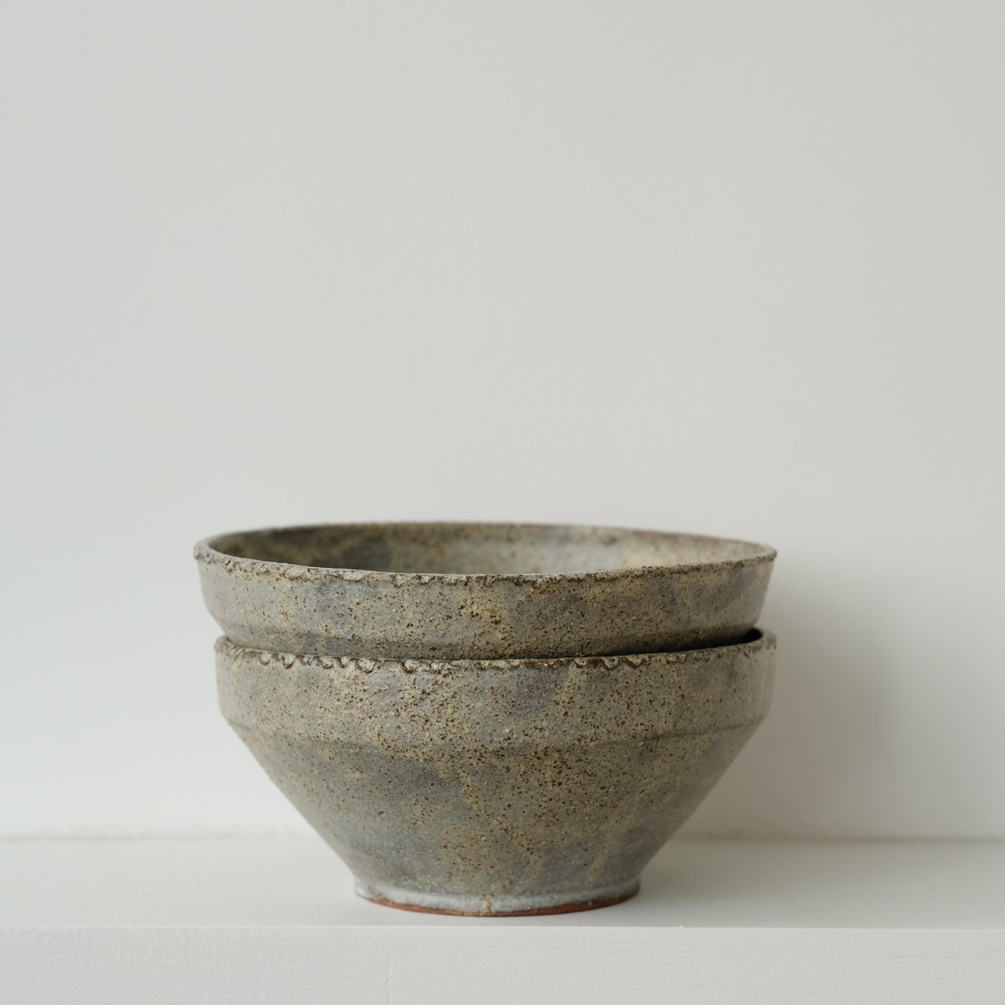 Tasse en terre de Fuilet 360ml par Antonia Maria chez Brutal Ceramics