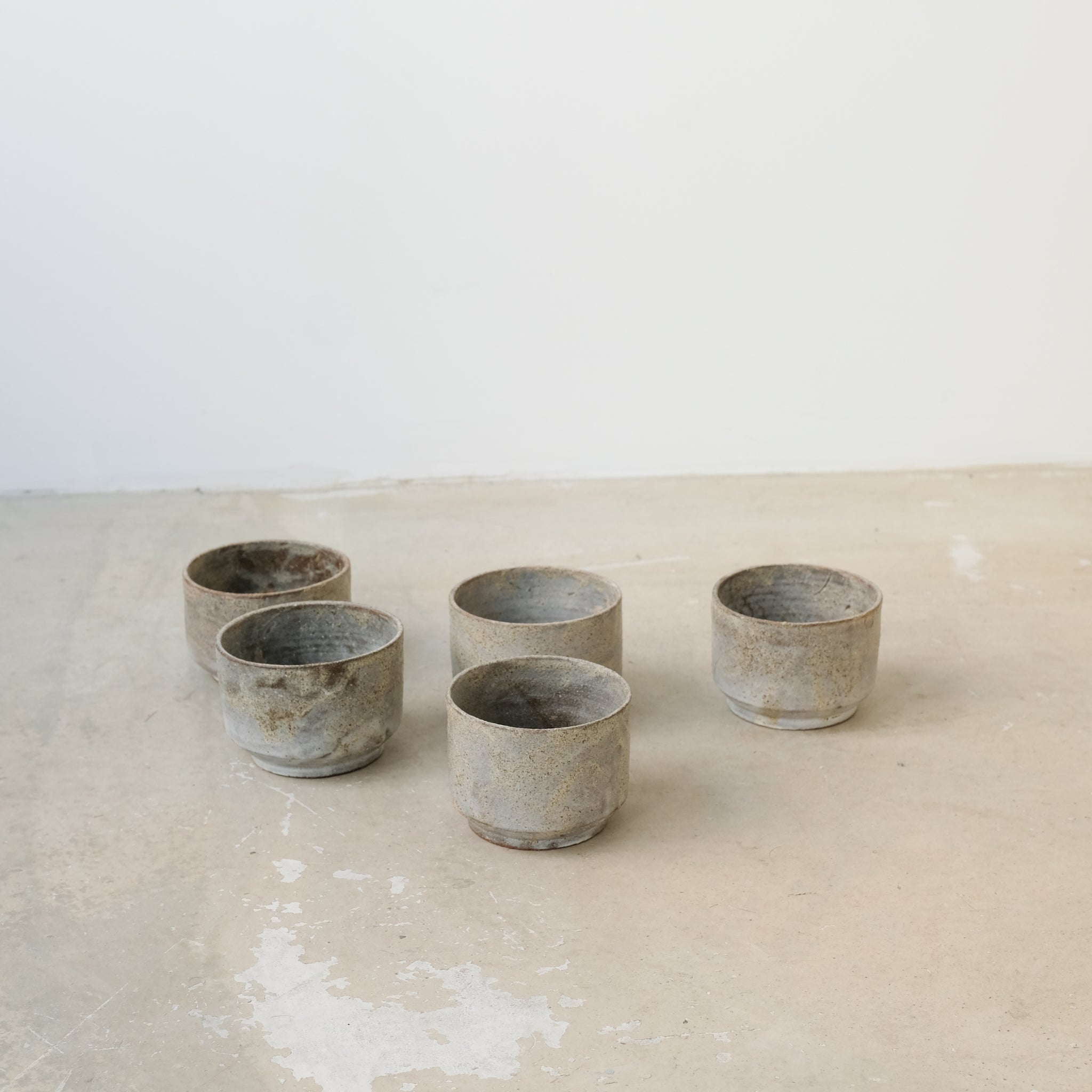 Tasse en terre de Fuilet 360ml par Antonia Maria chez Brutal Ceramics