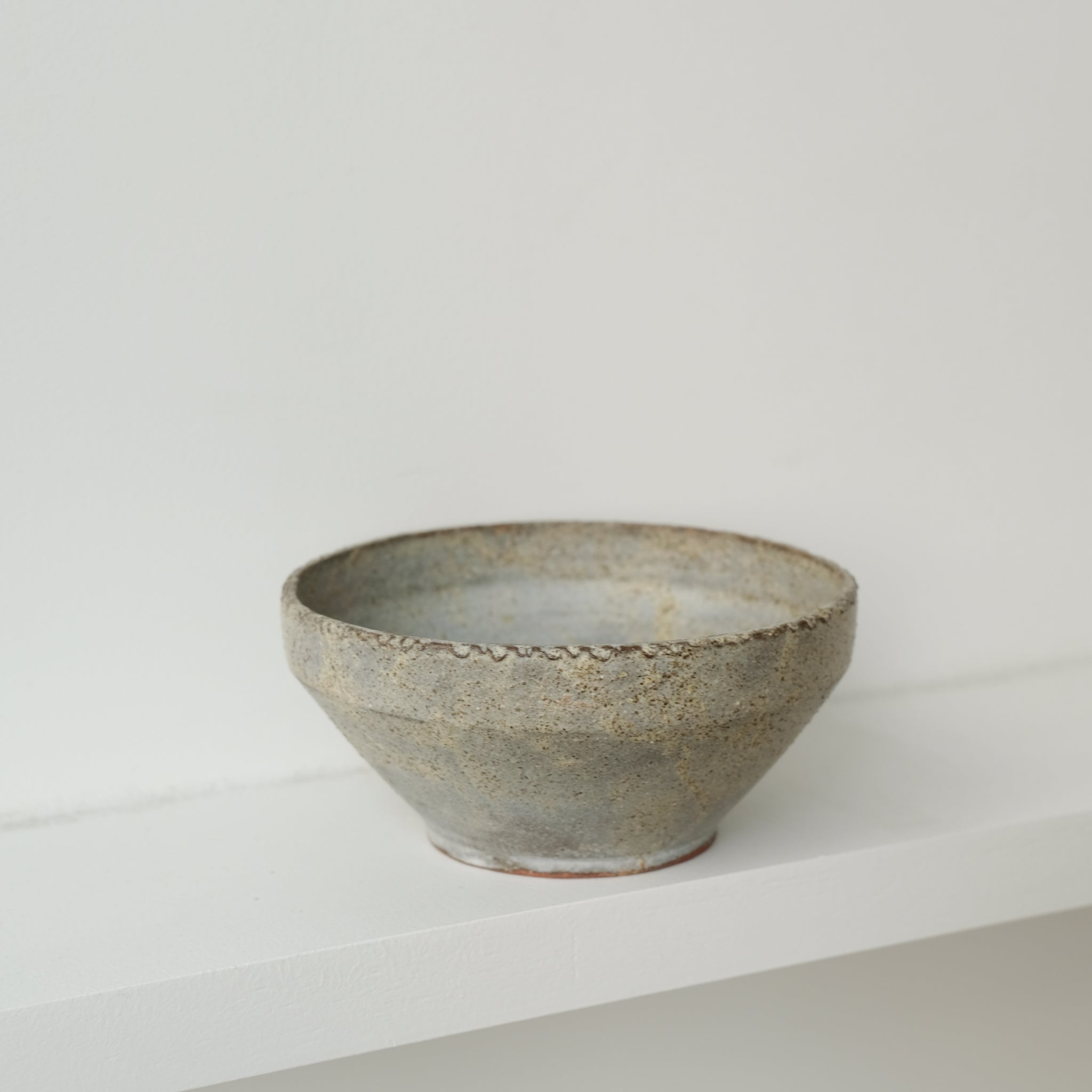 Tasse en terre de Fuilet 360ml par Antonia Maria chez Brutal Ceramics