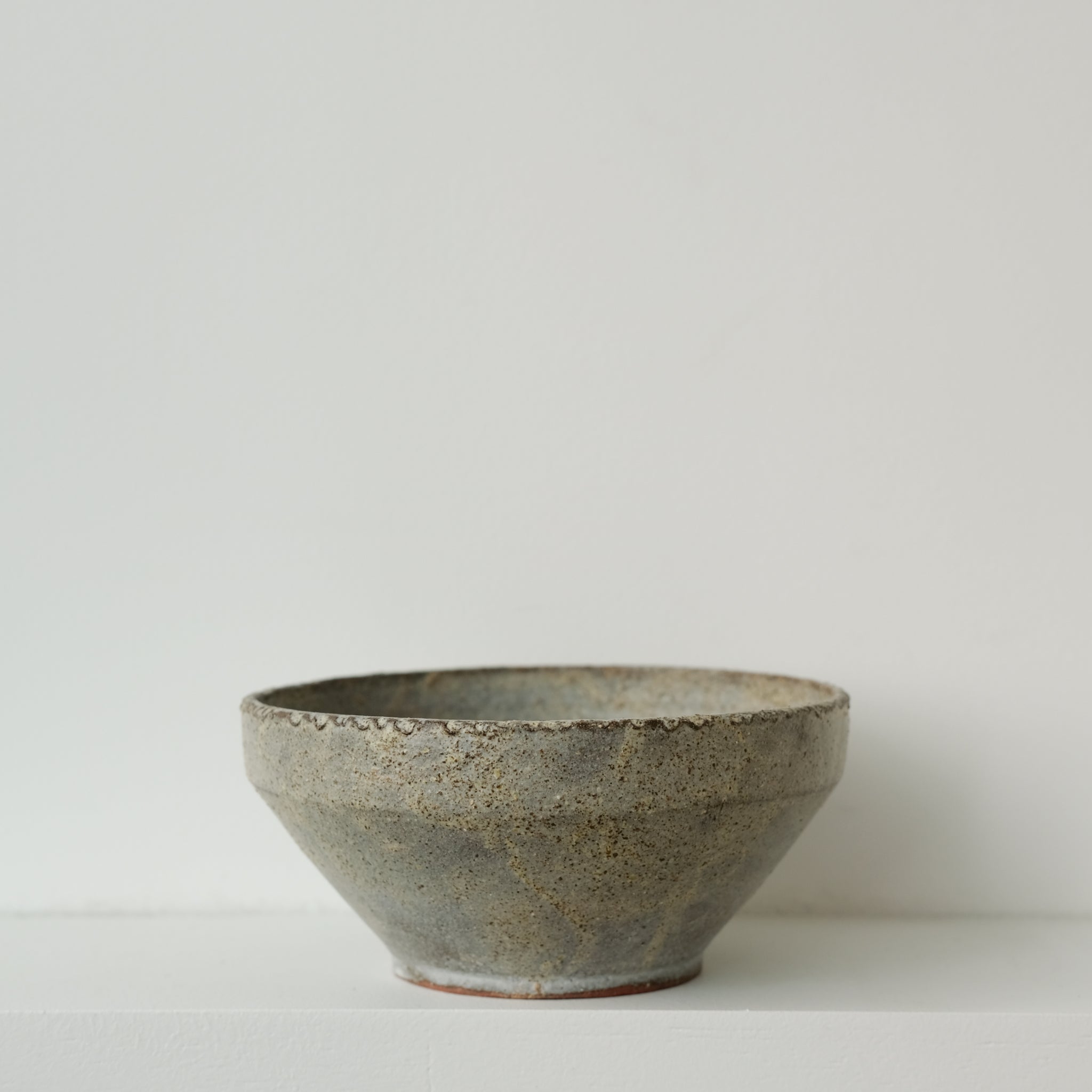 Tasse en terre de Fuilet 360ml par Antonia Maria chez Brutal Ceramics