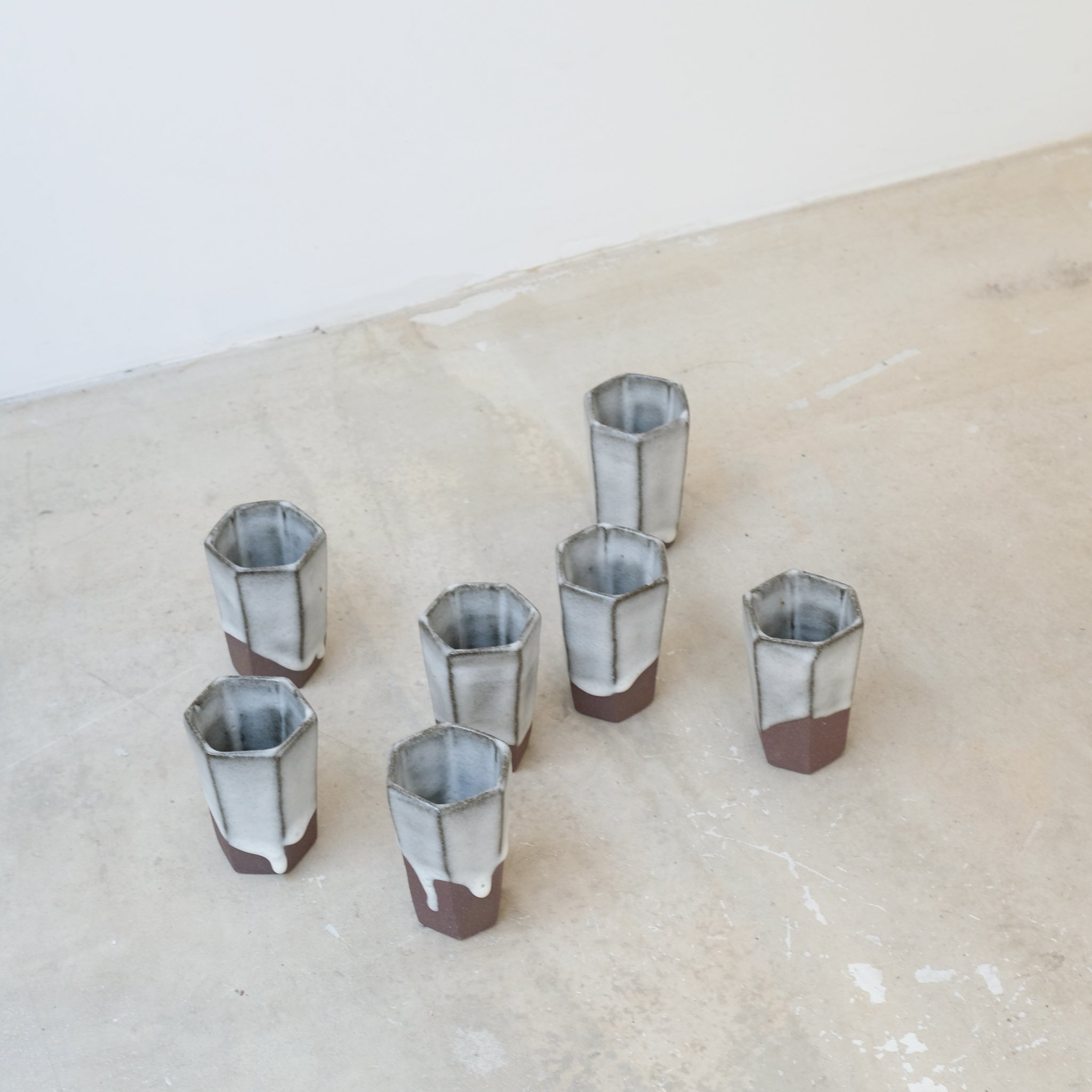 Tasse haute facettée par le céramiste Benoit Audureau chez Brutal Ceramics