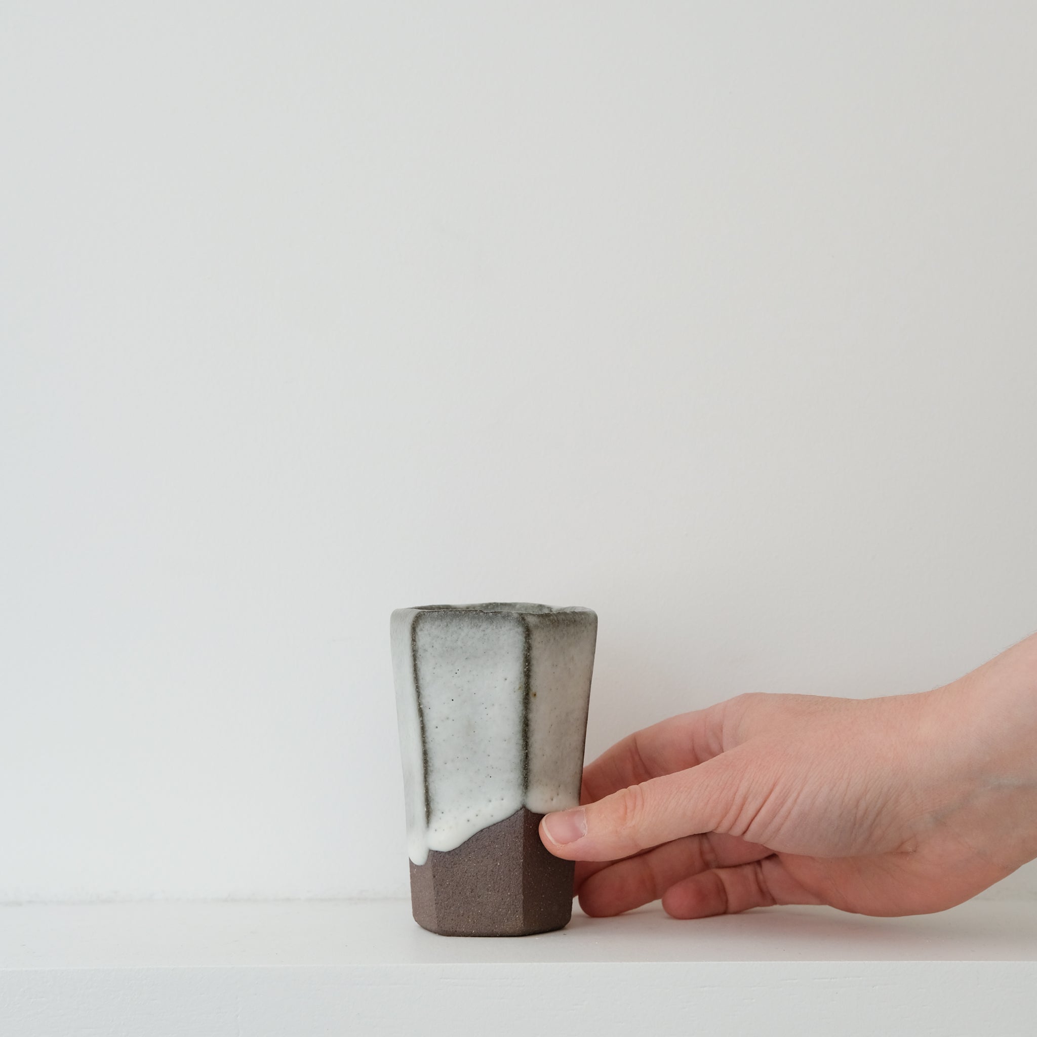 Tasse haute facettée par le céramiste Benoit Audureau chez Brutal Ceramics