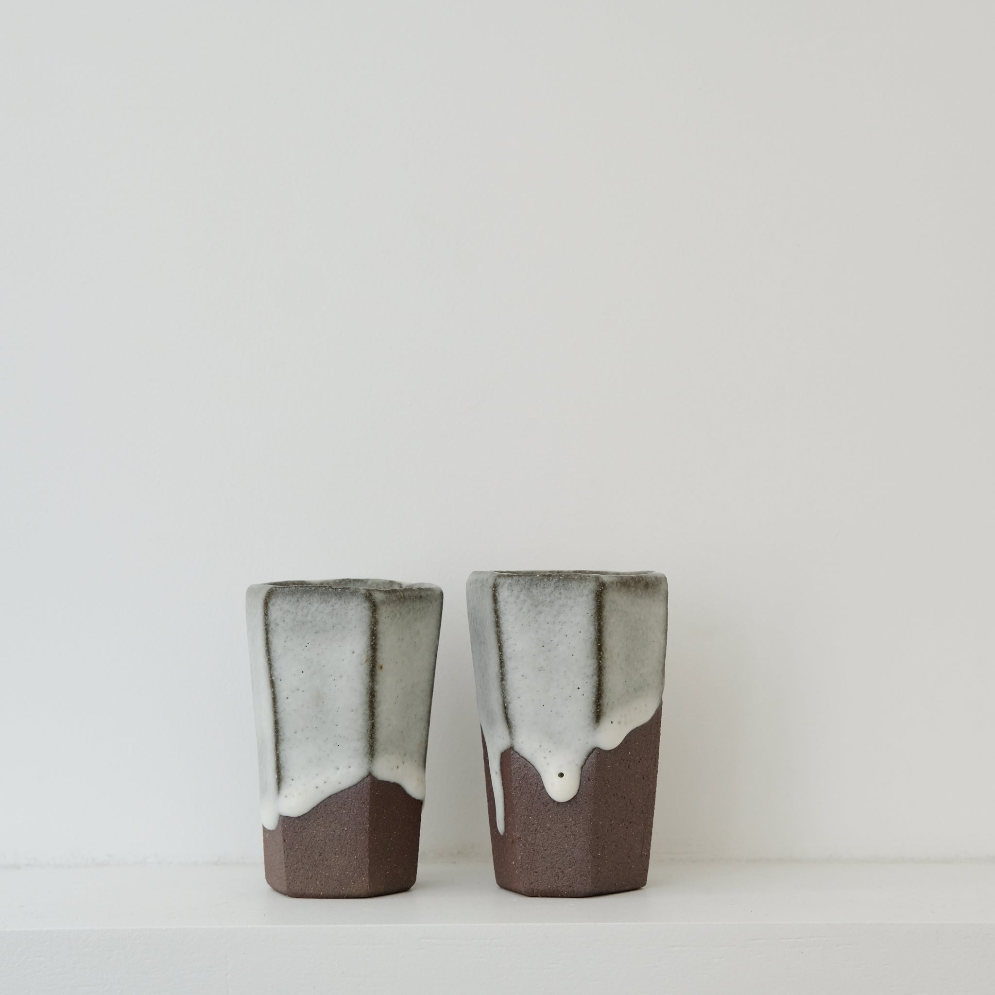 Tasse haute facettée par le céramiste Benoit Audureau chez Brutal Ceramics