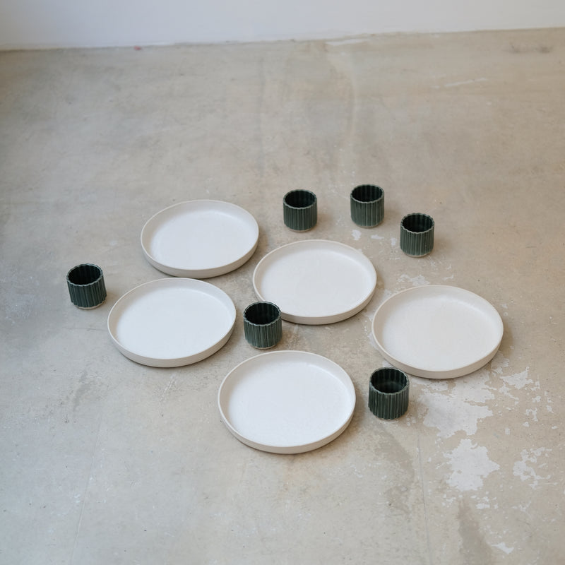 Assiette à rebord blanc mat de Camille Esnée chez Brutal Ceramics