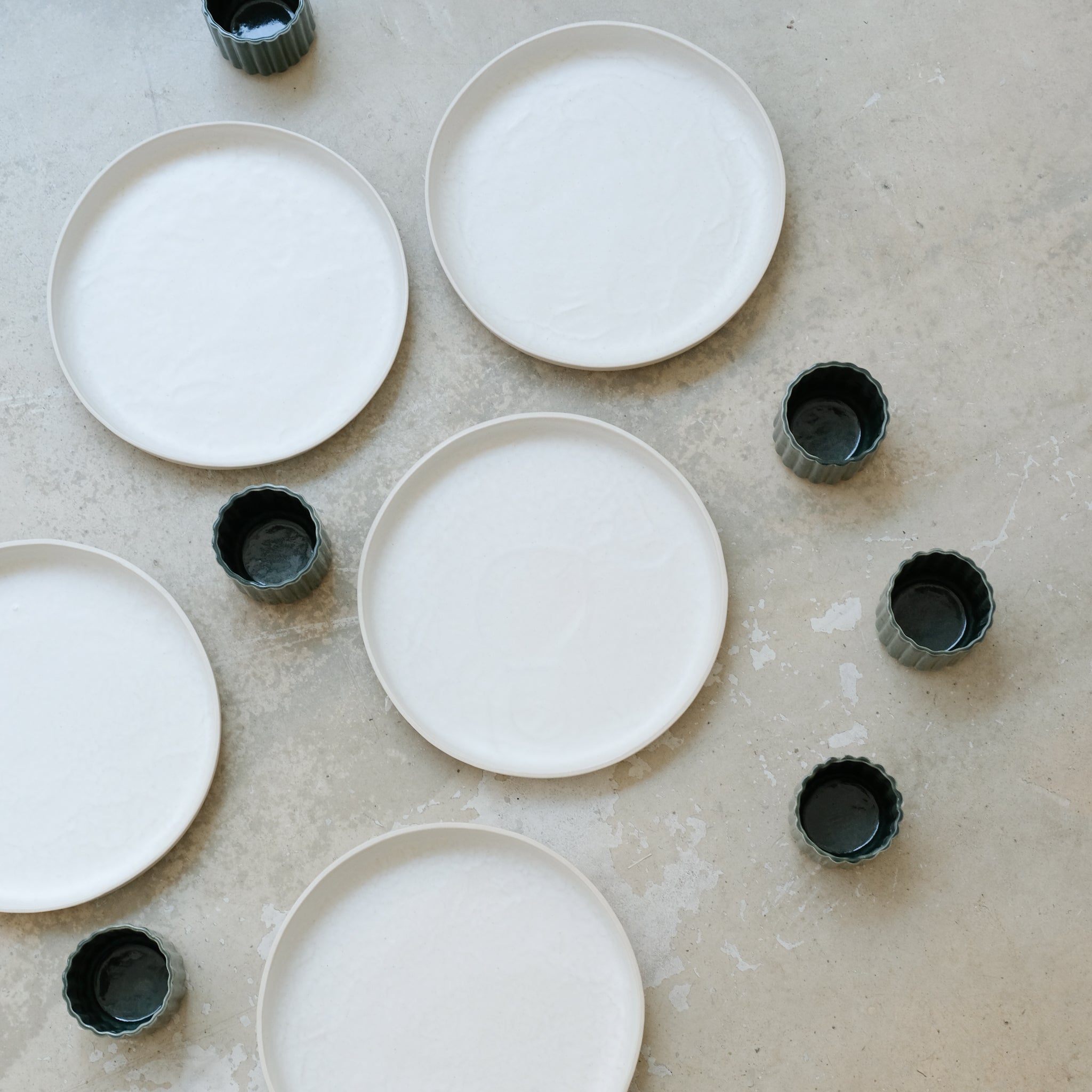 Assiette à rebord blanc mat de Camille Esnée chez Brutal Ceramics