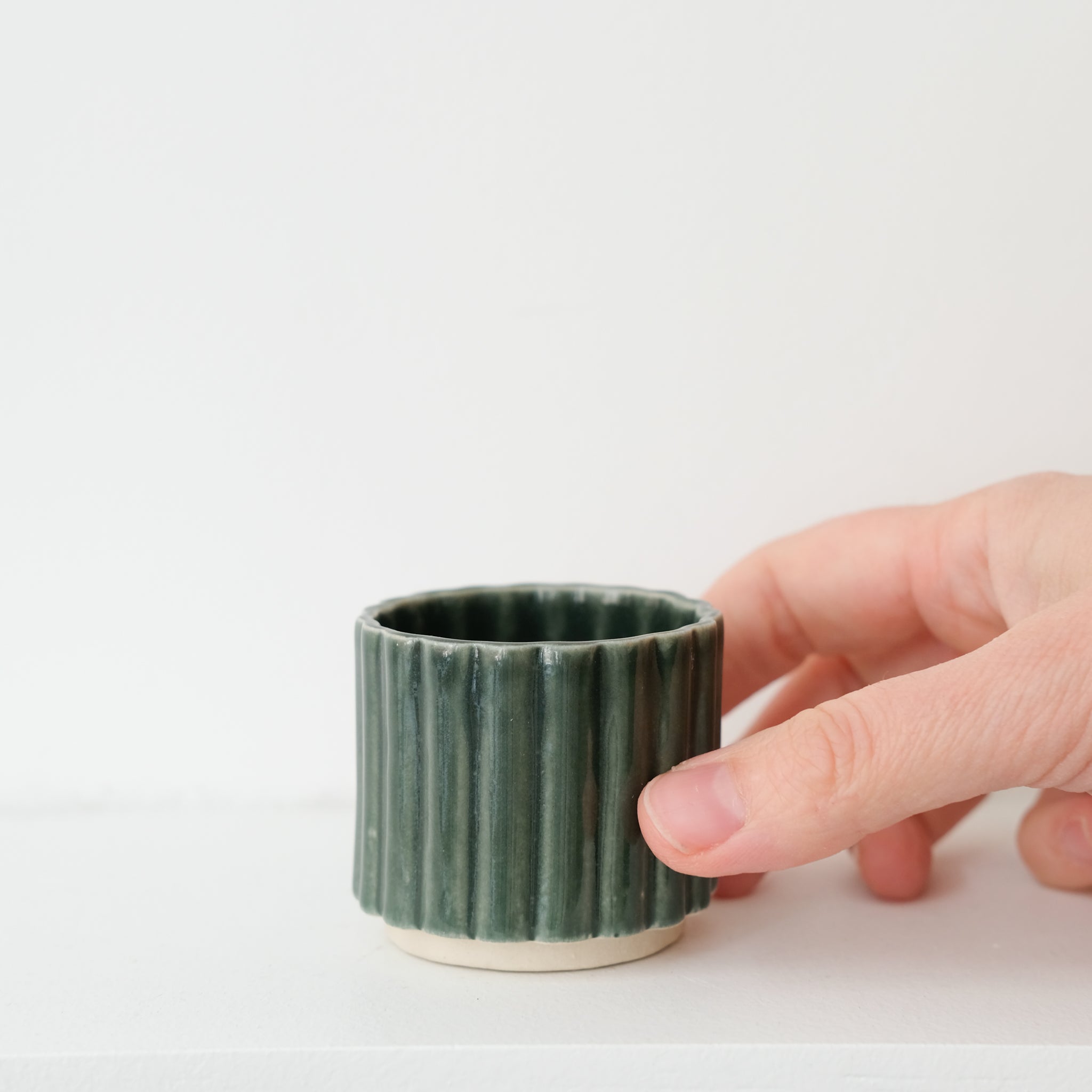 Tasse expresso vert sapin de Camille Esnée chez Brutal Ceramics