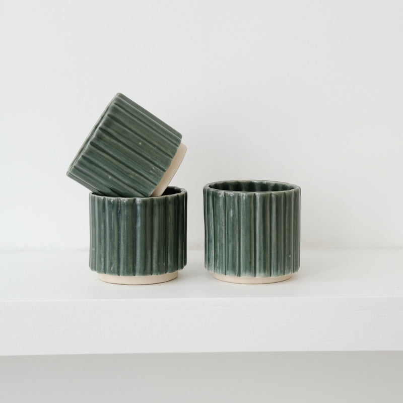 Tasse expresso vert sapin de Camille Esnée chez Brutal Ceramics