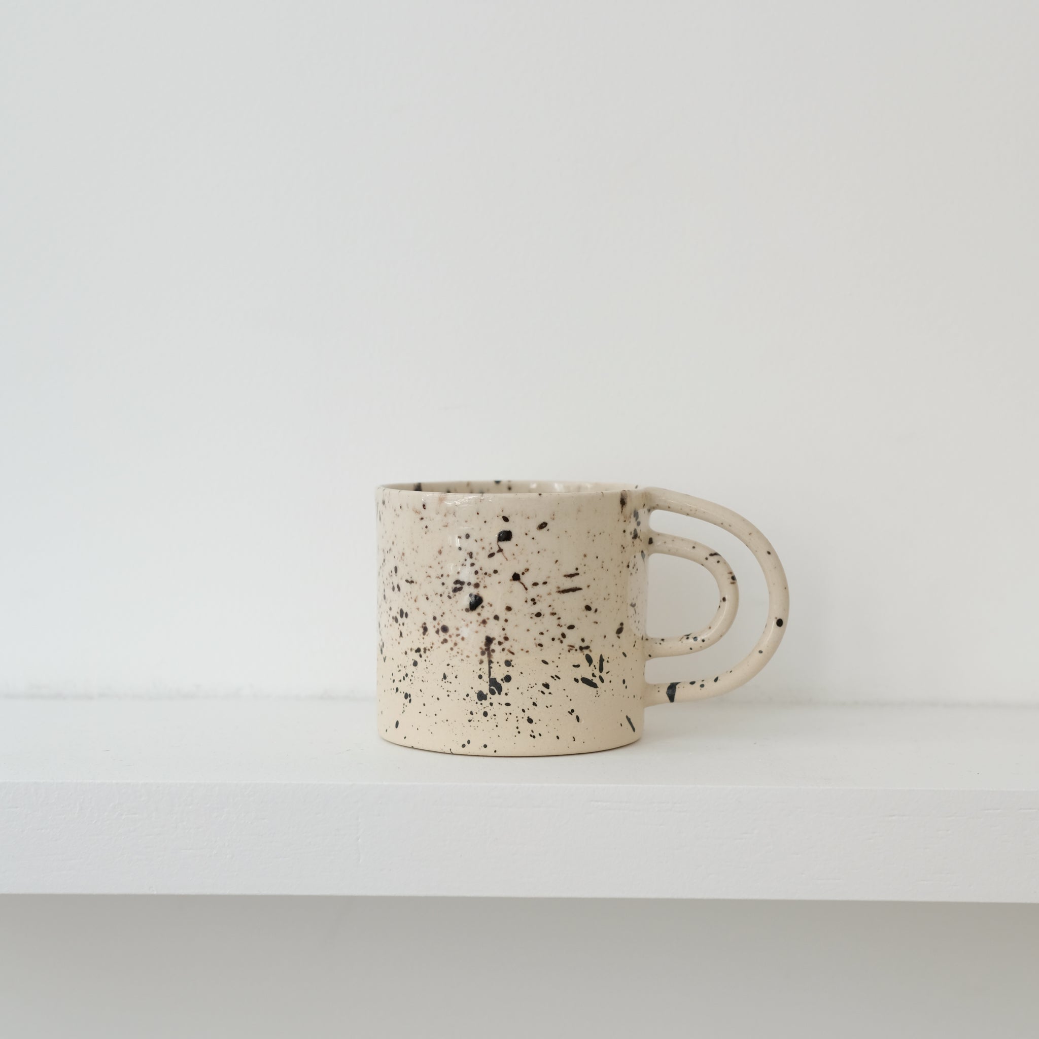 Mug Loop Rainbow 200ml - moucheté noir de Camille Esnée chez Brutal Ceramics