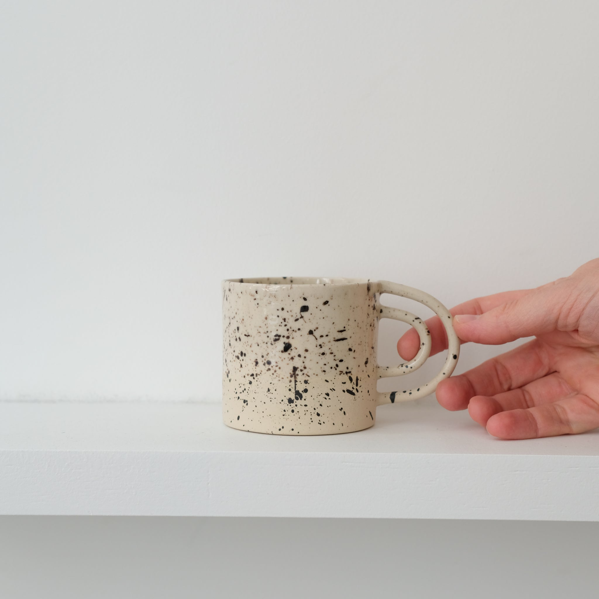 Mug Loop Rainbow 200ml - moucheté noir de Camille Esnée chez Brutal Ceramics