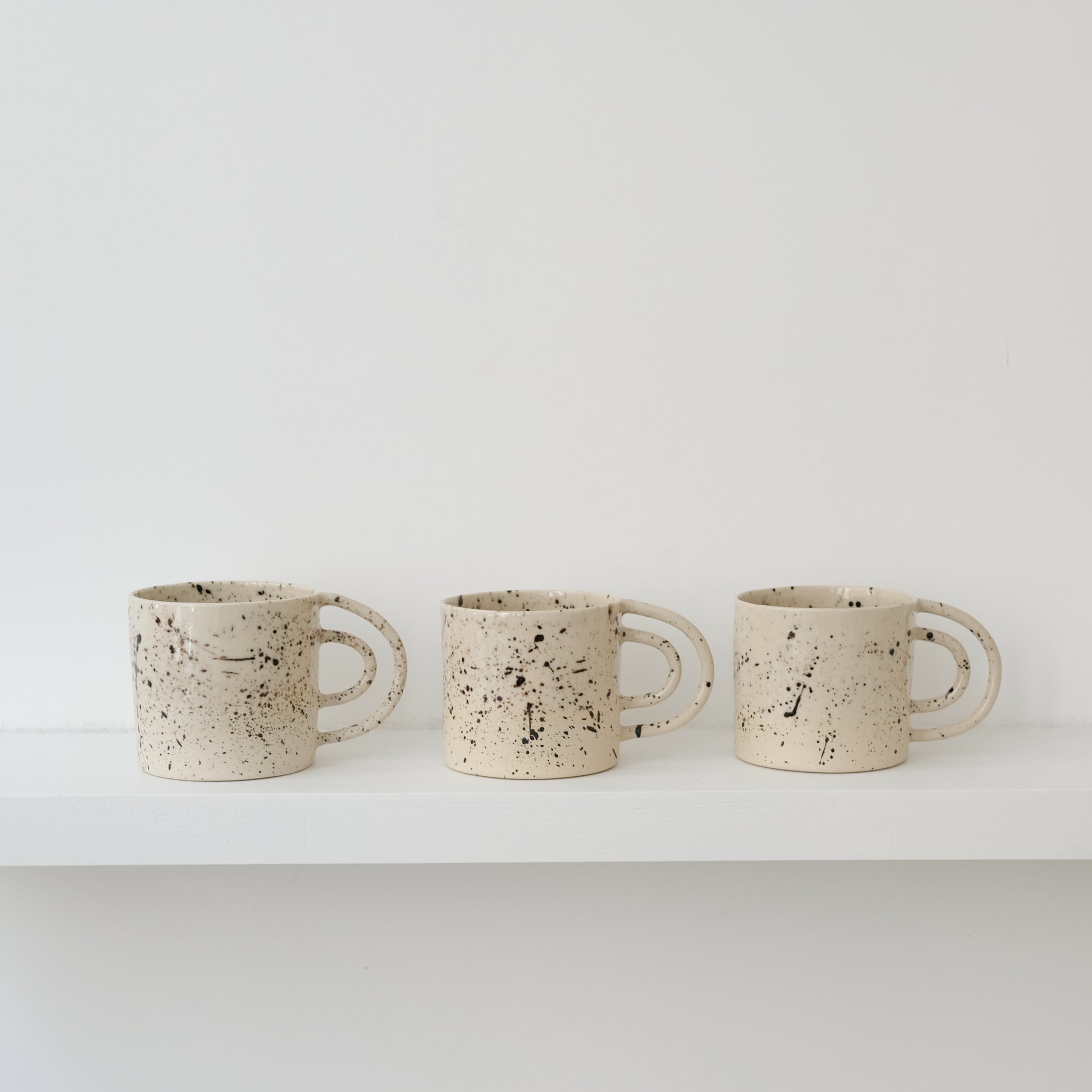 Mug Loop Rainbow 200ml - moucheté noir de Camille Esnée chez Brutal Ceramics