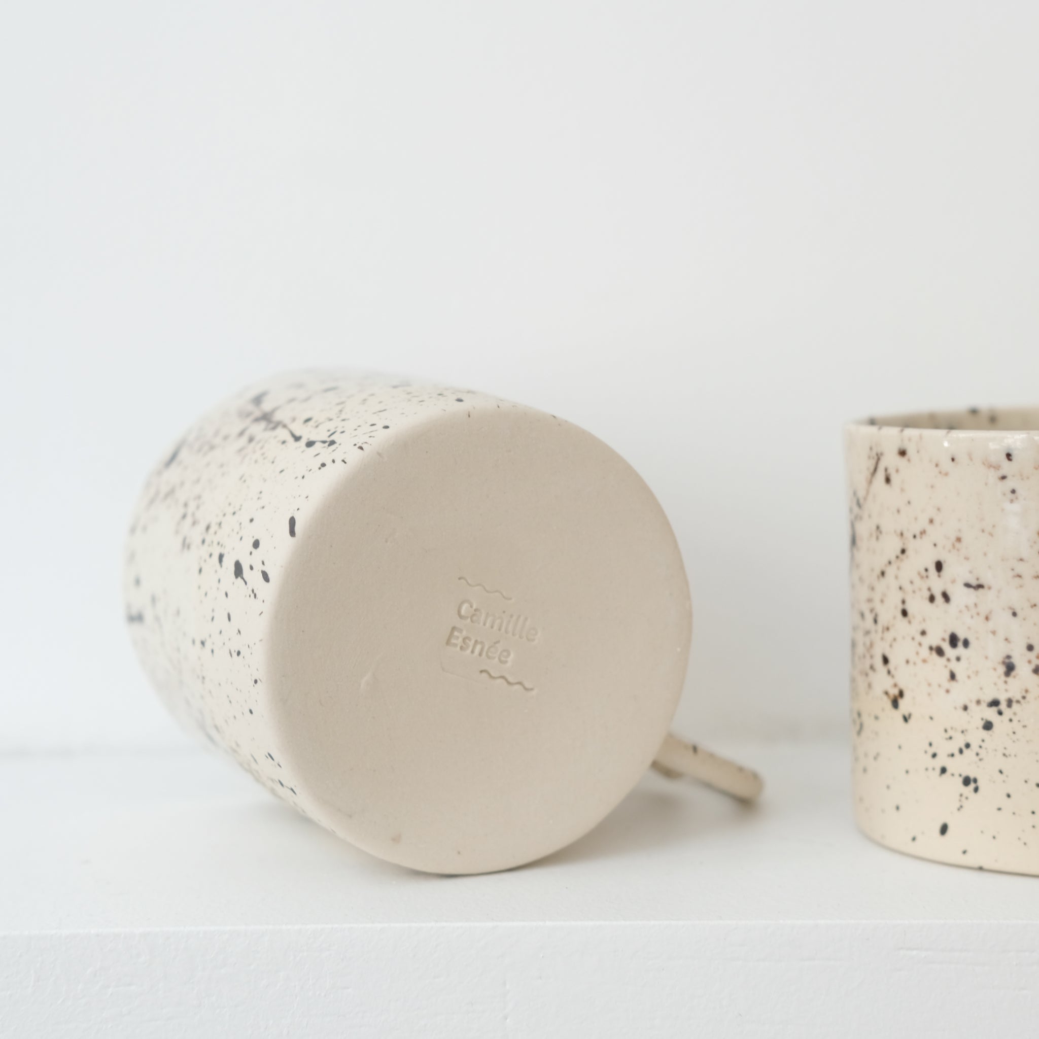 Mug Loop Rainbow 200ml - moucheté noir de Camille Esnée chez Brutal Ceramics