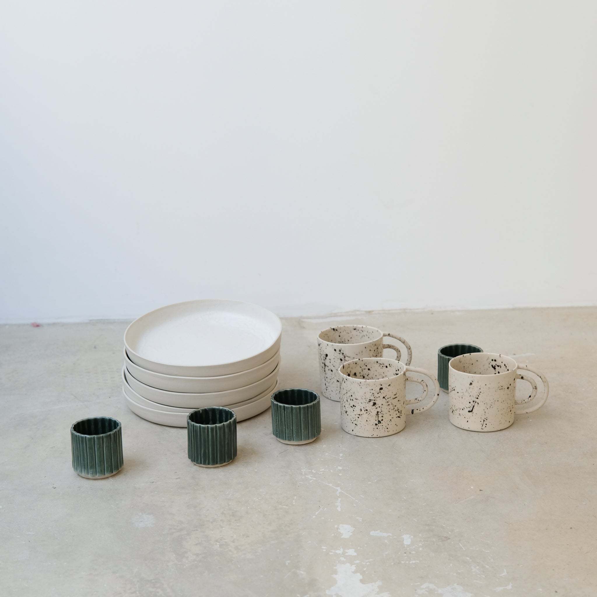 Assiette à rebord blanc mat de Camille Esnée chez Brutal Ceramics