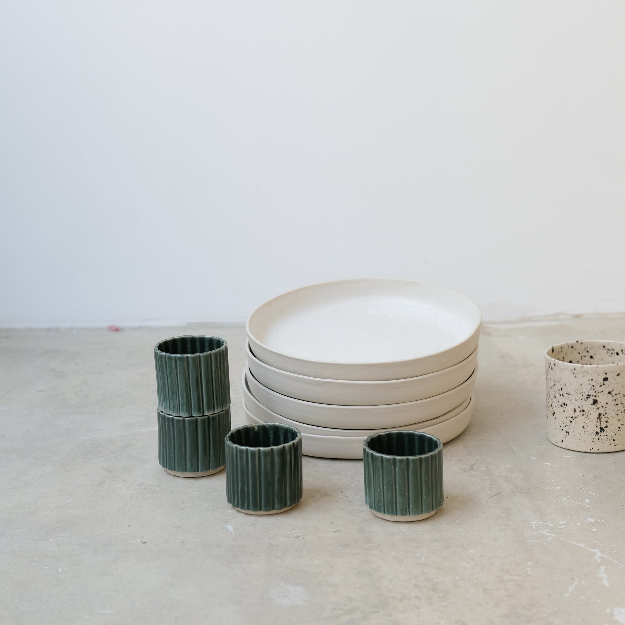 Tasse expresso vert sapin de Camille Esnée chez Brutal Ceramics