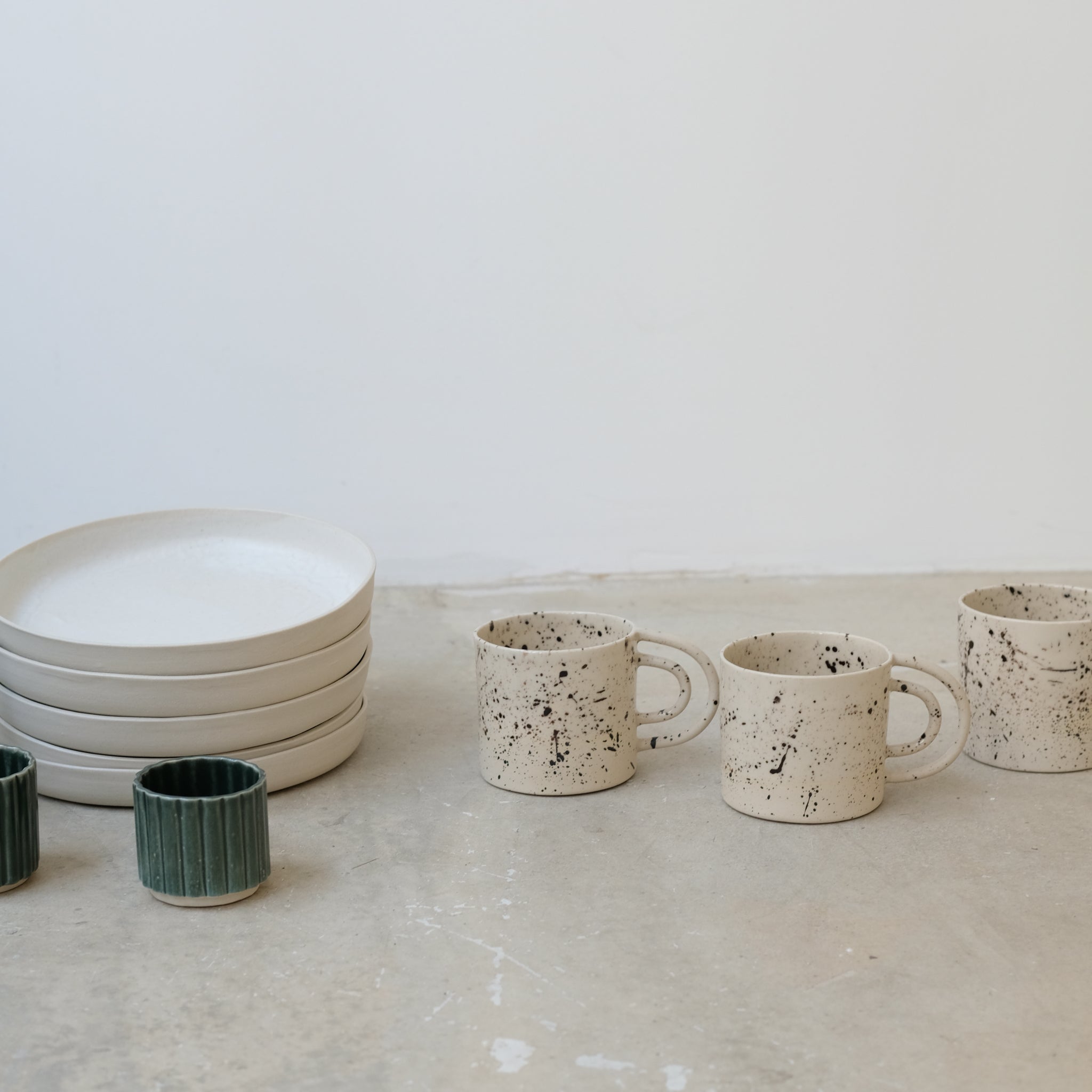 Mug Loop Rainbow 200ml - moucheté noir de Camille Esnée chez Brutal Ceramics