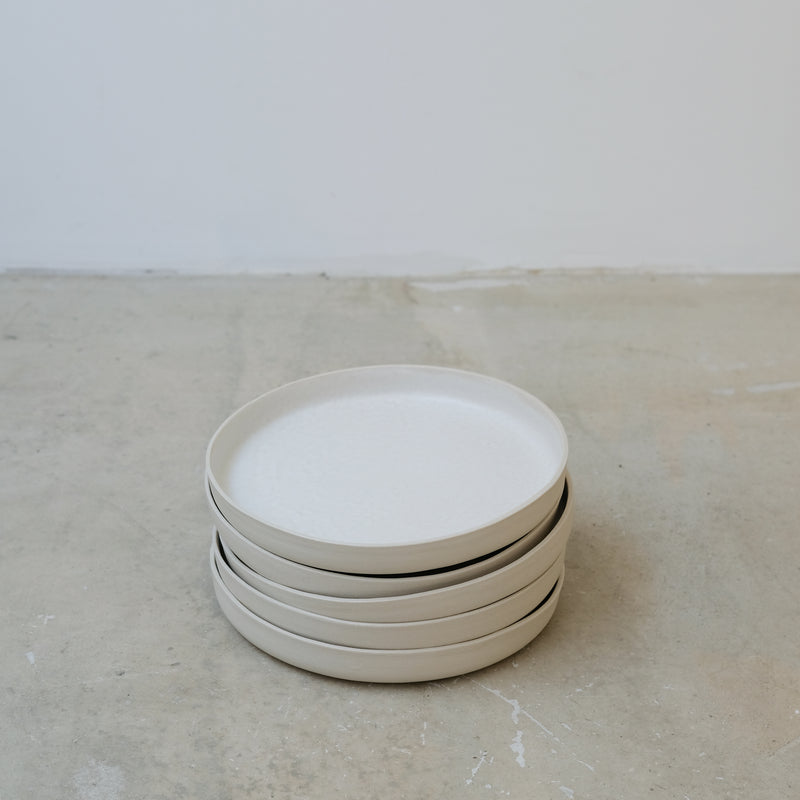 Assiette à rebord blanc mat de Camille Esnée chez Brutal Ceramics