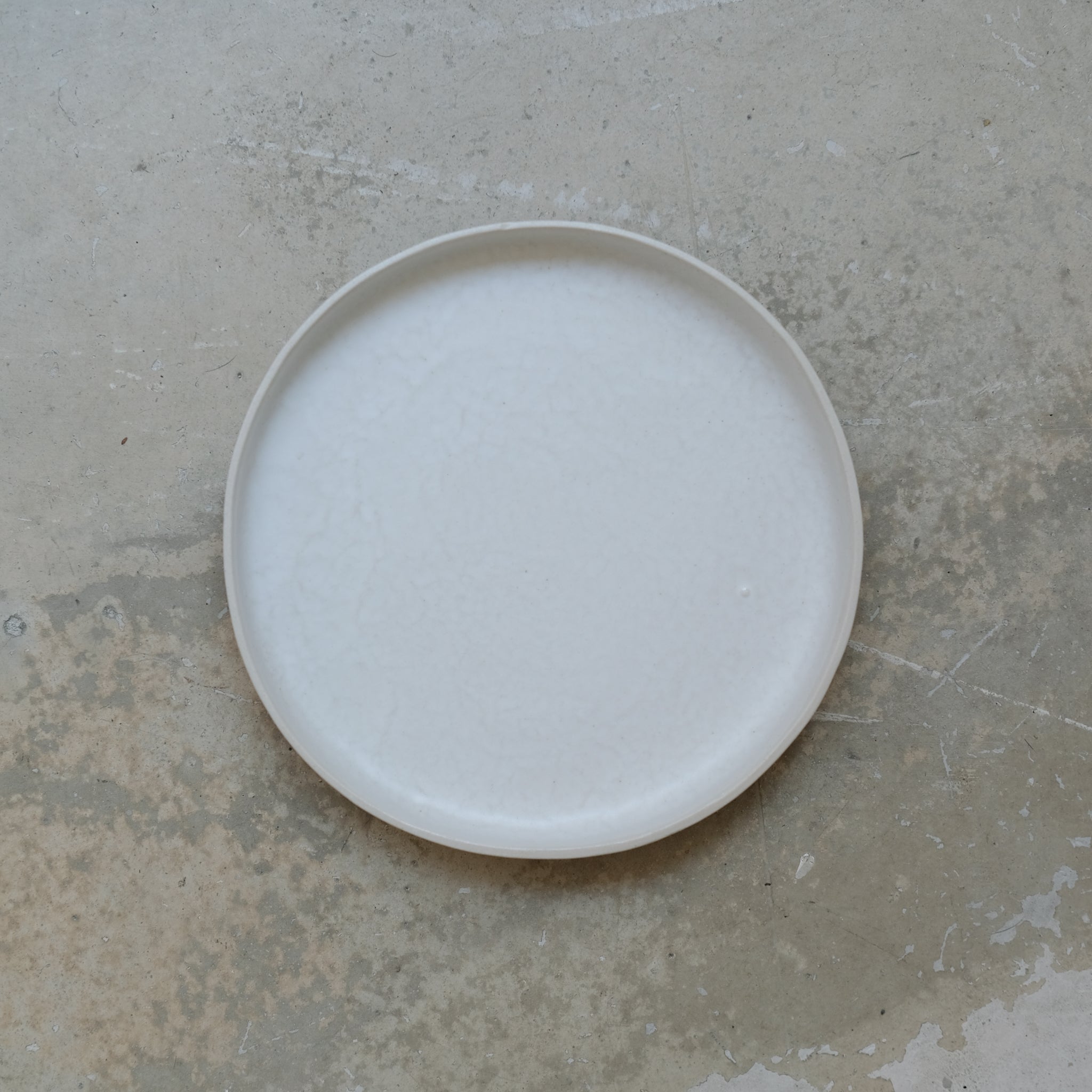 Assiette à rebord blanc mat de Camille Esnée chez Brutal Ceramics
