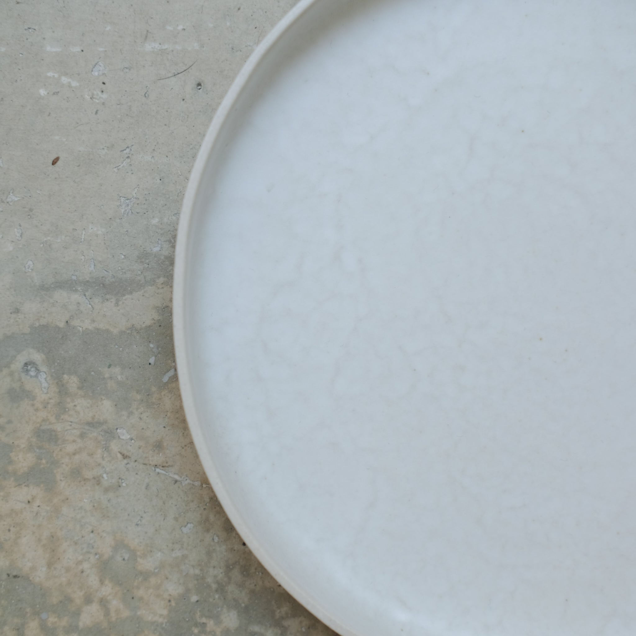 Assiette à rebord blanc mat de Camille Esnée chez Brutal Ceramics