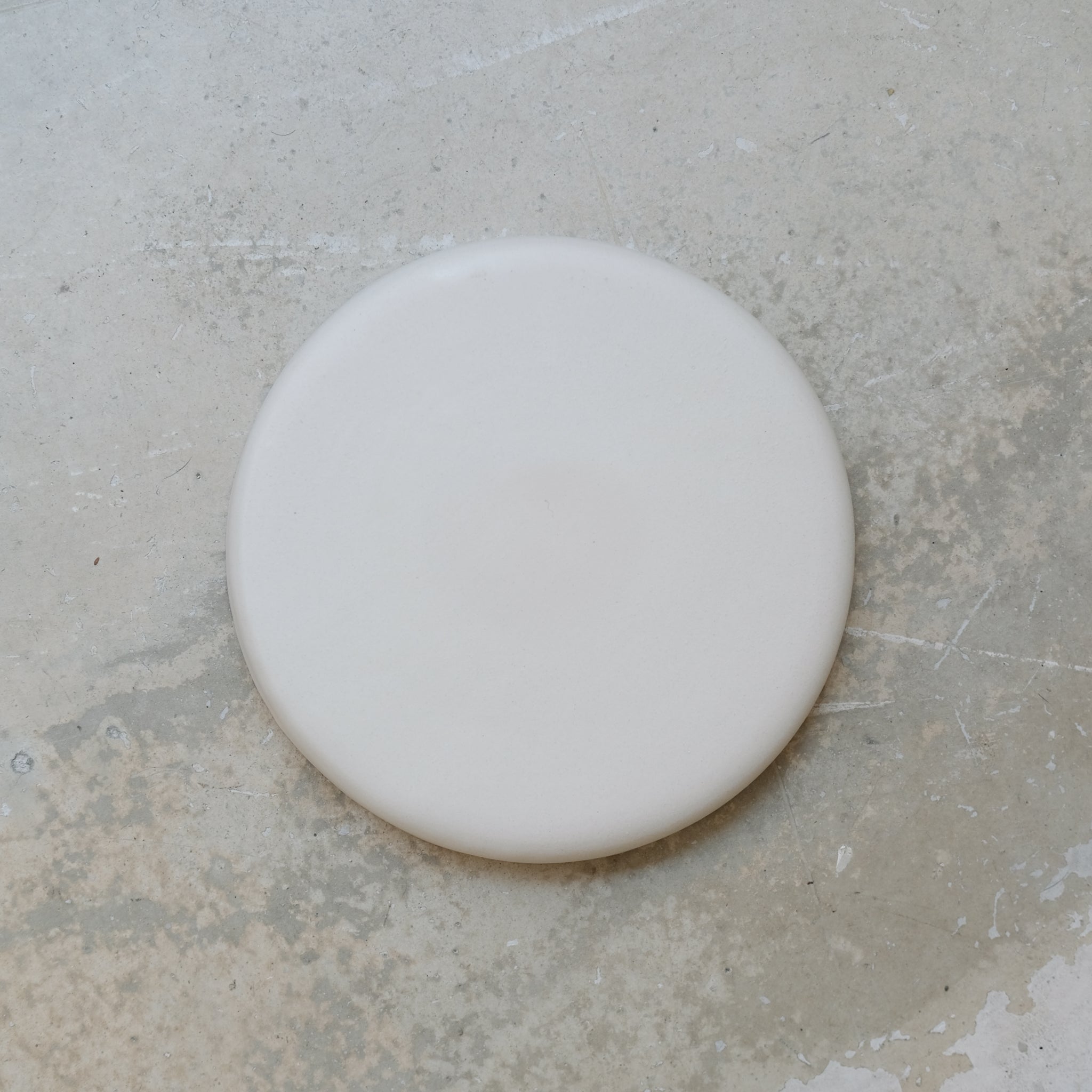 Assiette à rebord blanc mat de Camille Esnée chez Brutal Ceramics