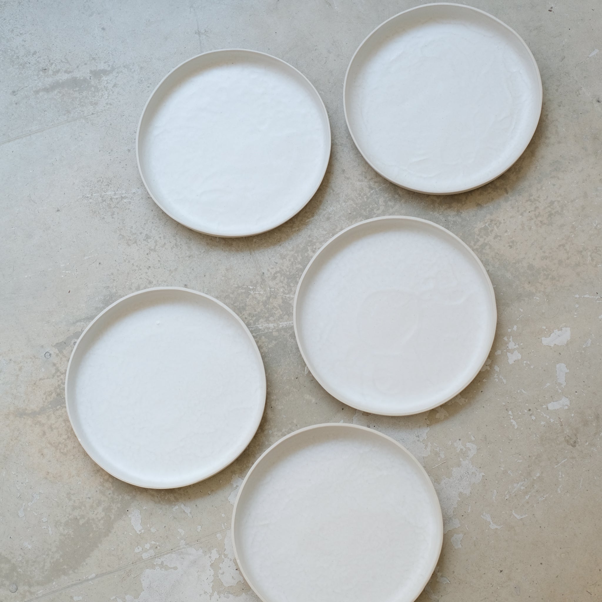 Assiette à rebord blanc mat de Camille Esnée chez Brutal Ceramics
