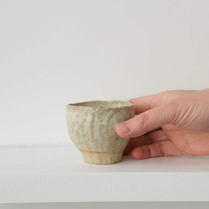 Tasse en grès blanc 100ml  - Blanc de Judith Lasry pour Brutal Ceramics