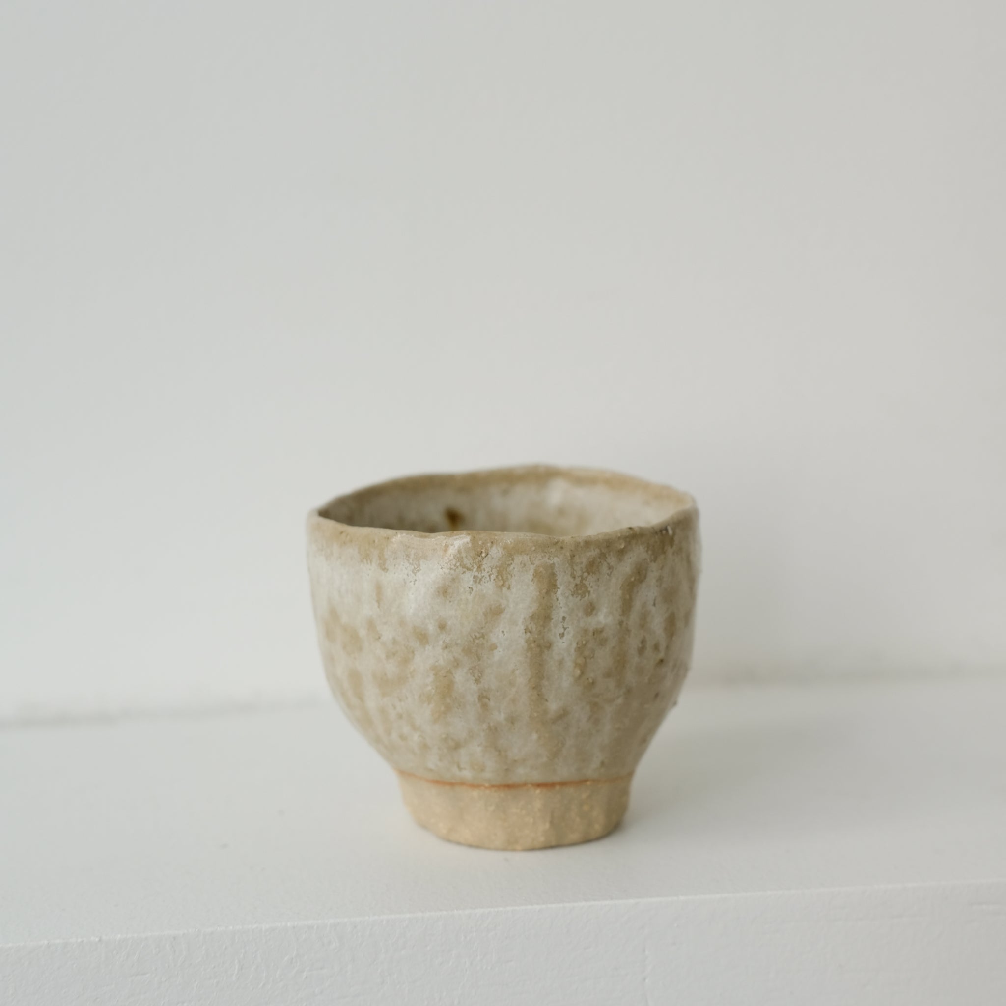 Tasse en grès blanc 100ml  - Blanc de Judith Lasry pour Brutal Ceramics