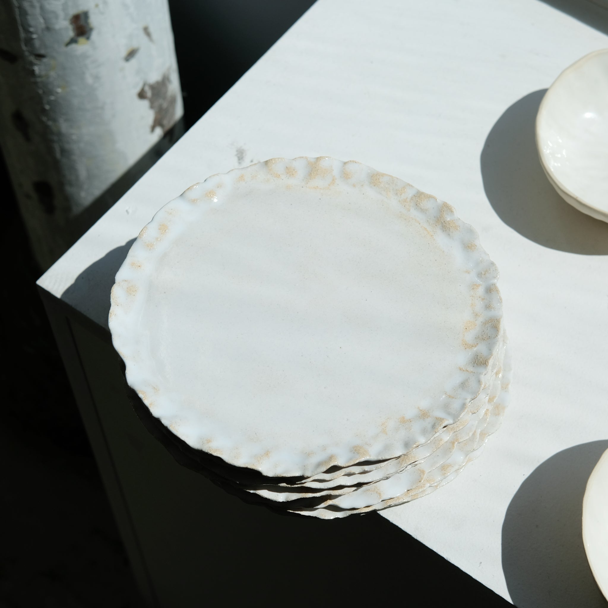 Assiette printemps D20,5cm de Léa Baldassari chez Brutal Ceramics